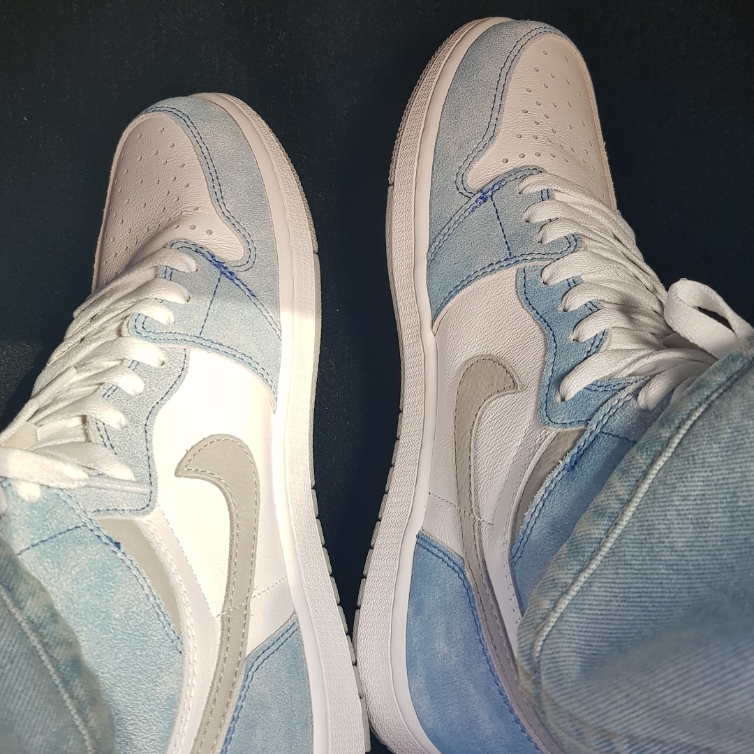 Jordan 1 Retro High OG Hyper Royal 착용 스타일
