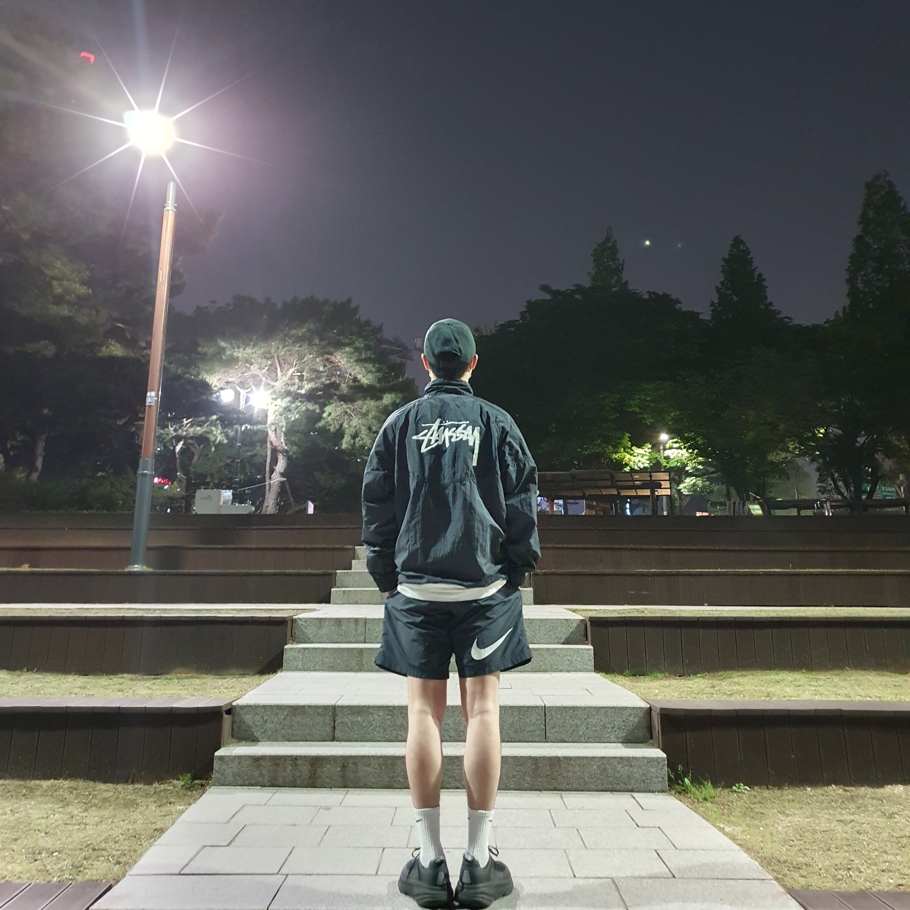 Nike x Stussy Windrunner Jacket Off Noir, Nike x Stussy Water Shorts Off Noir 착용 스타일