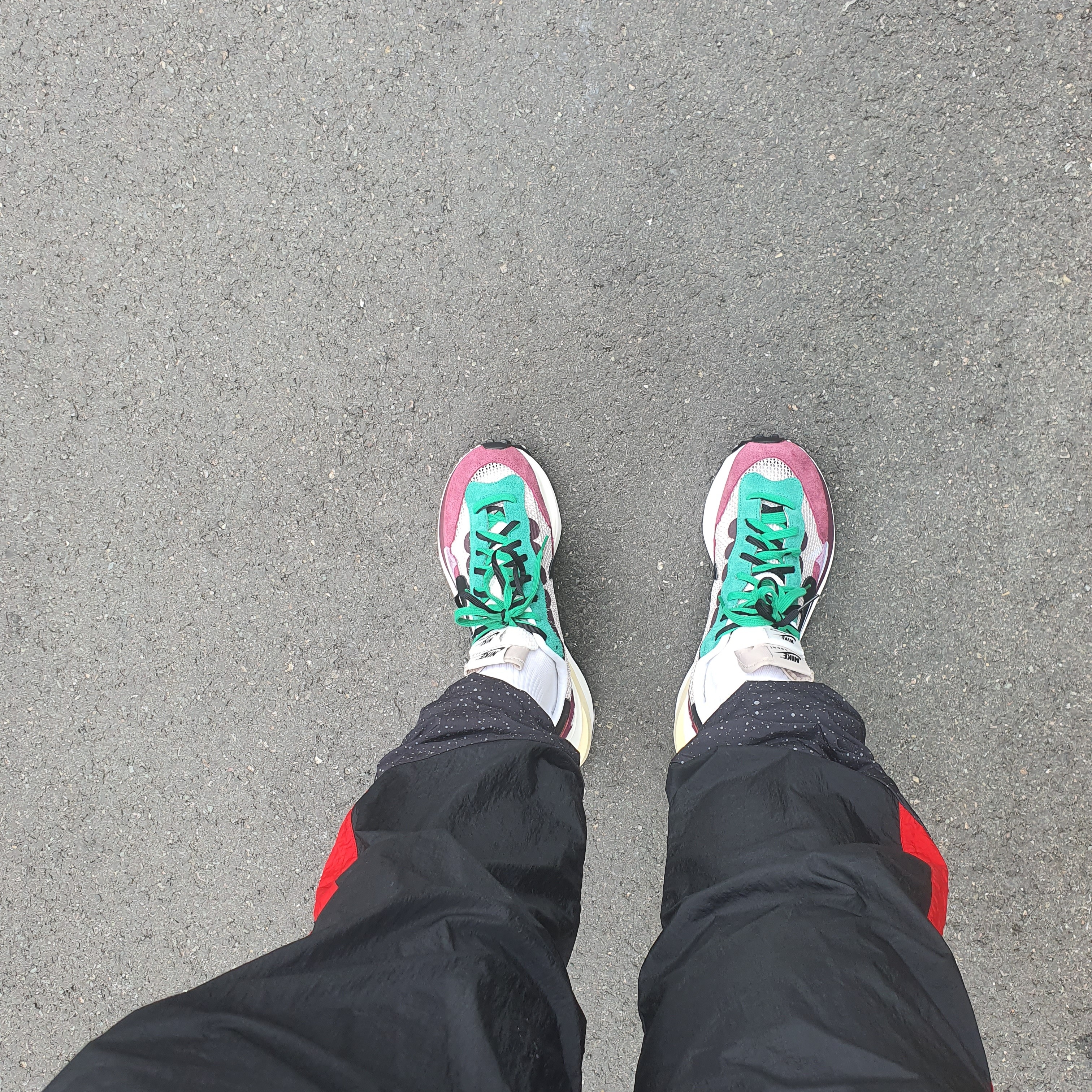 Nike x Sacai VaporWaffle String & Black Villain Red 착용 스타일