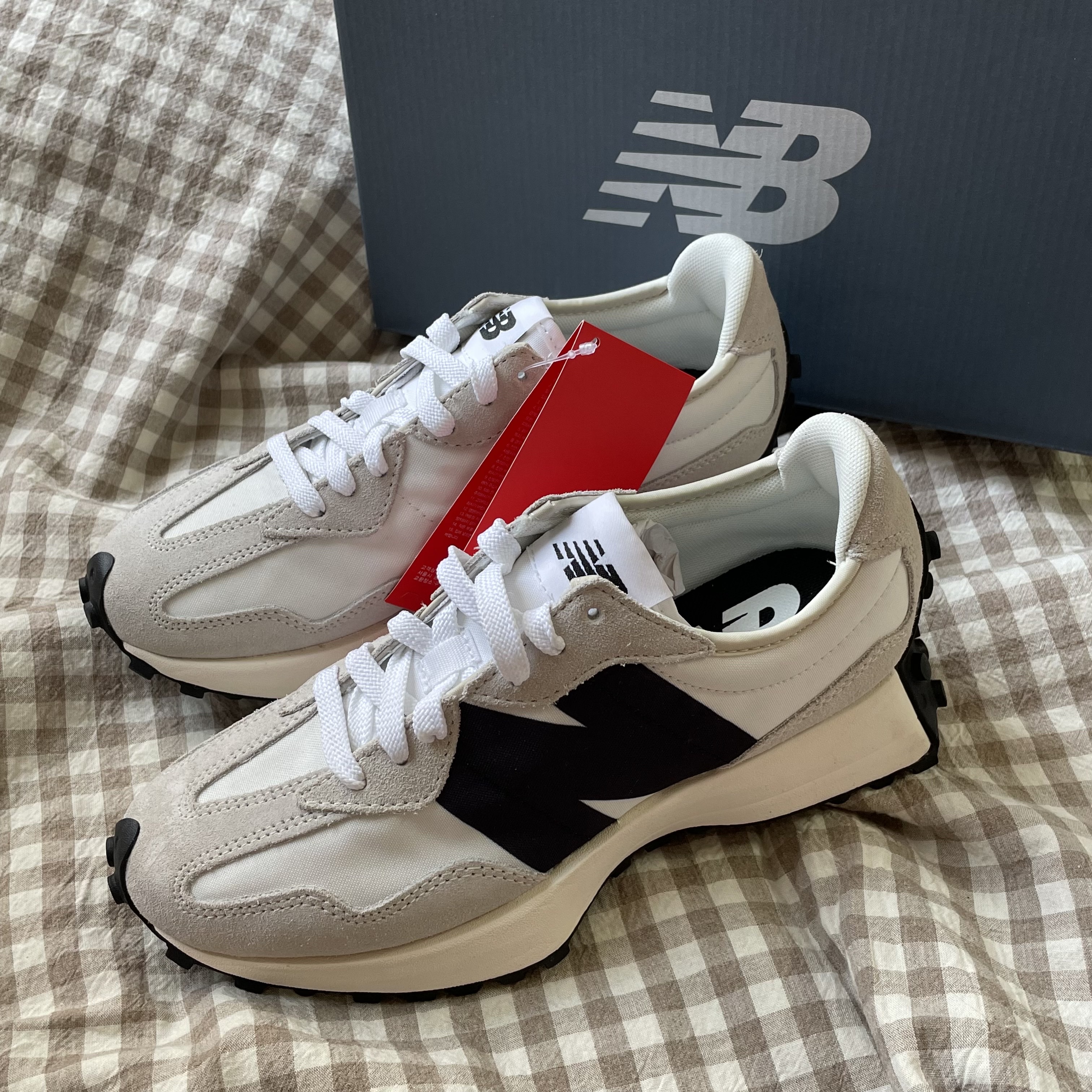 New Balance 327 White Black 착용 스타일 - 3