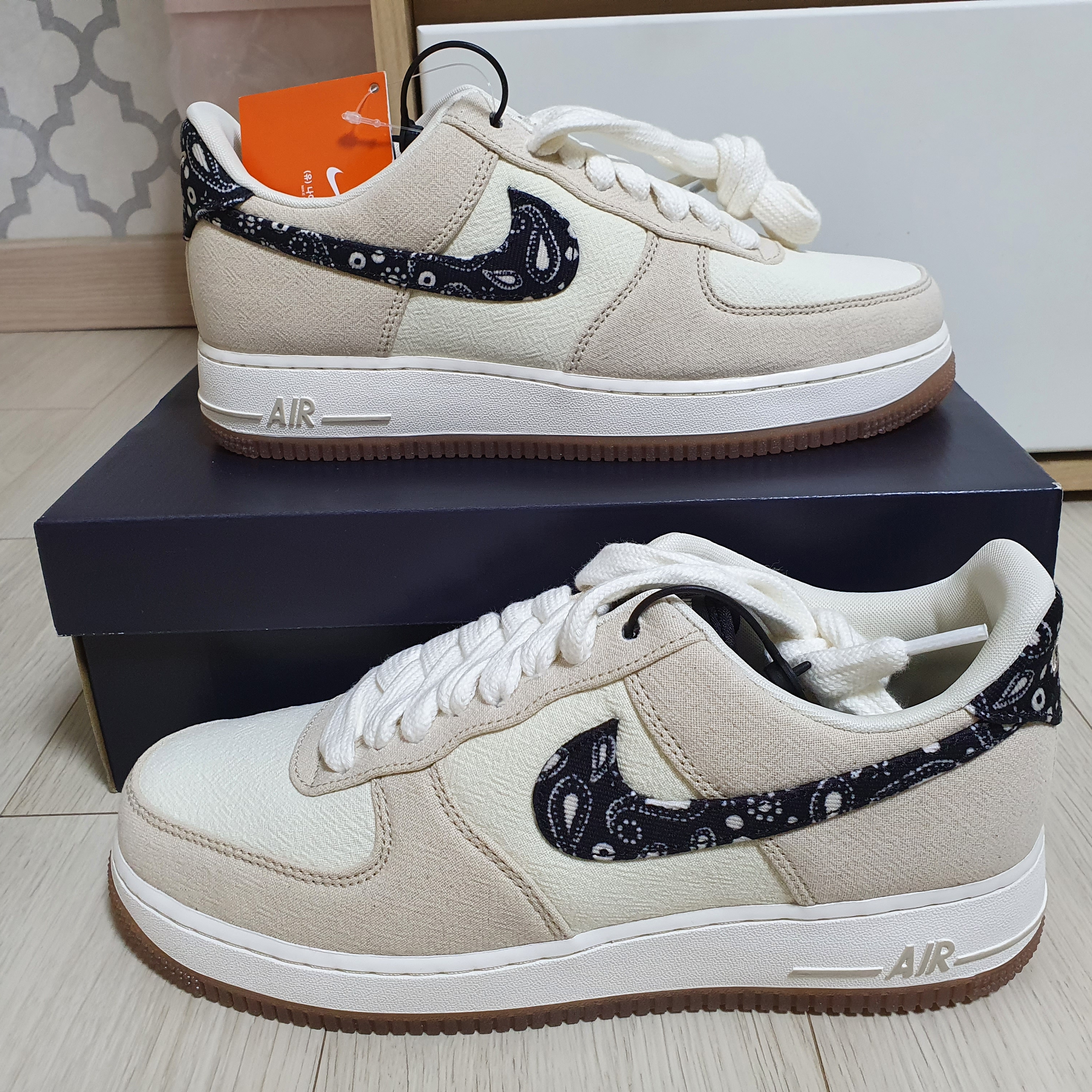 Nike Air Force 1 '07 LV8 Paisley Swoosh 착용 스타일