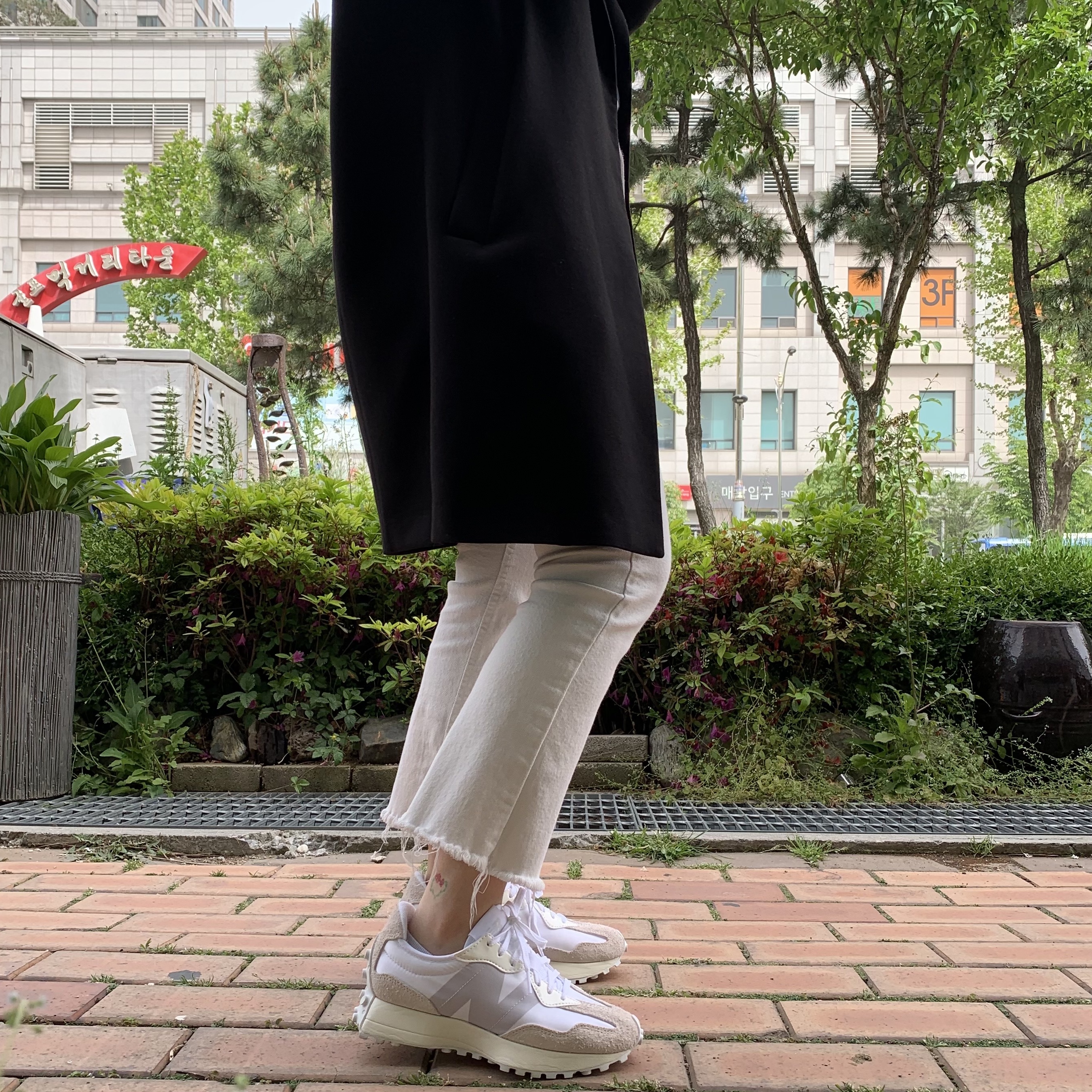 (W) New Balance 327 White Moonbeam, New Balance 327 White Black 착용 스타일 - 1