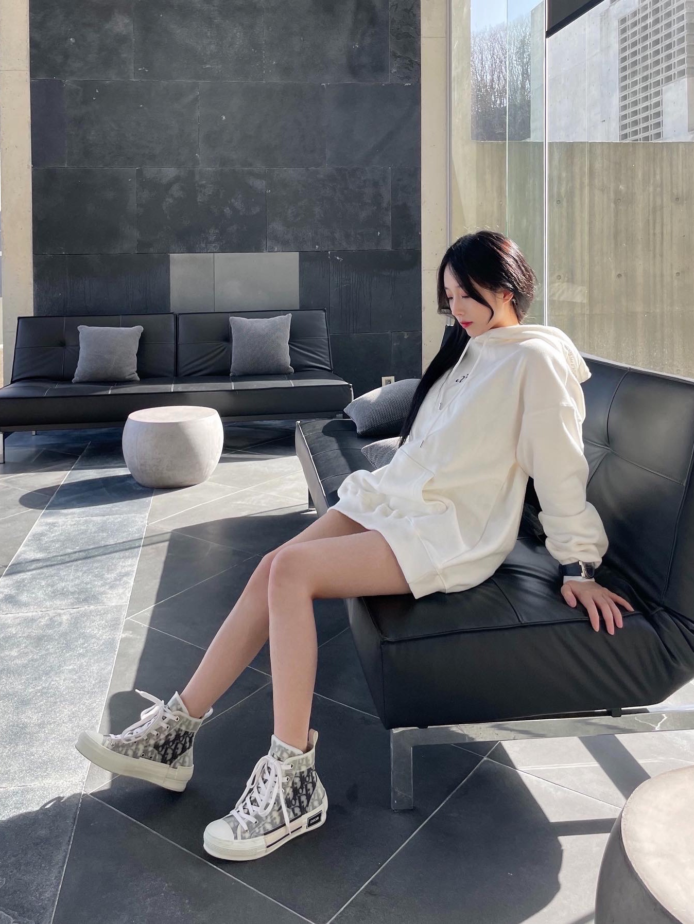 Dior B23 High Dior Oblique White & Black 착용 스타일