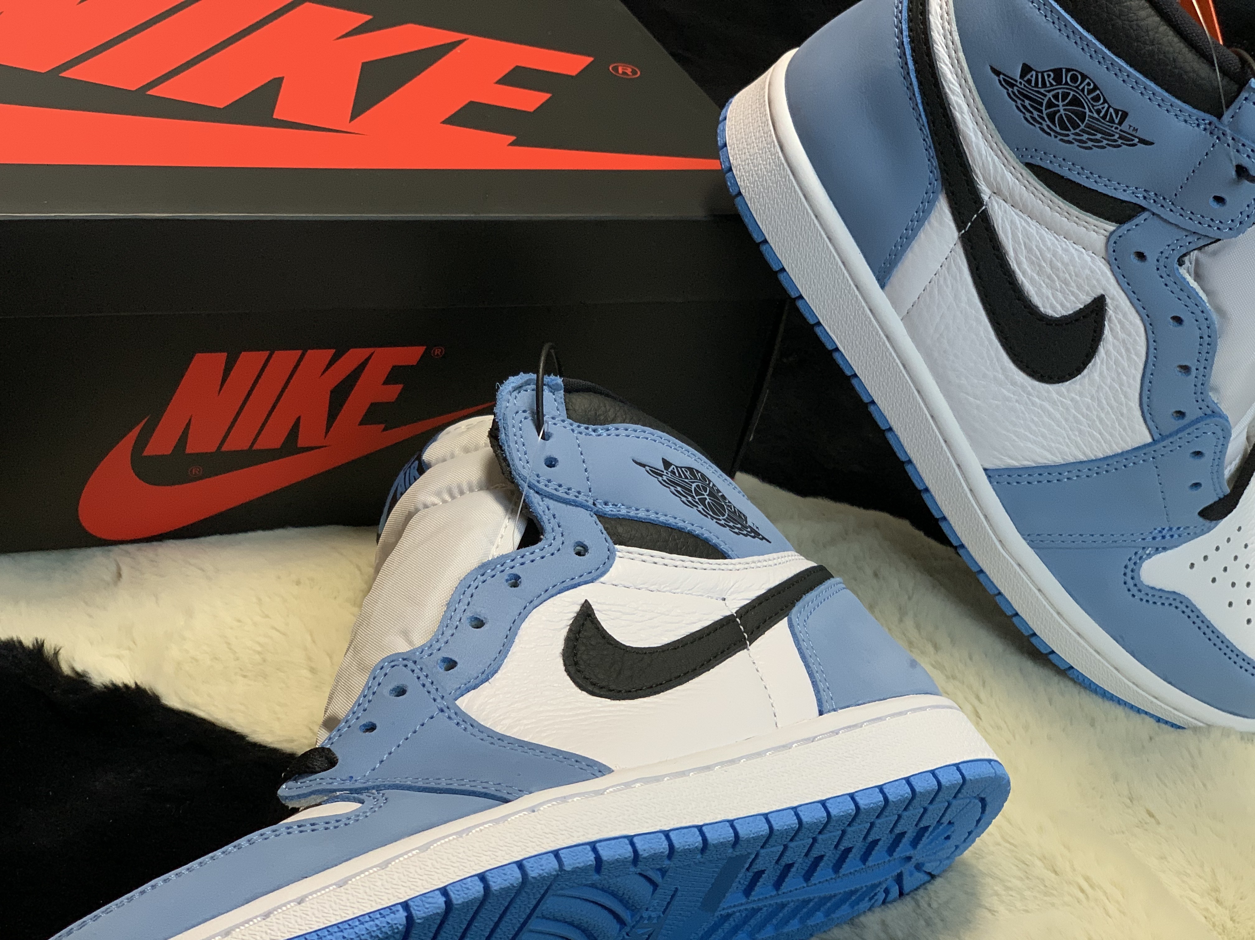 Jordan 1 Retro High OG University Blue 착용 스타일 - 2