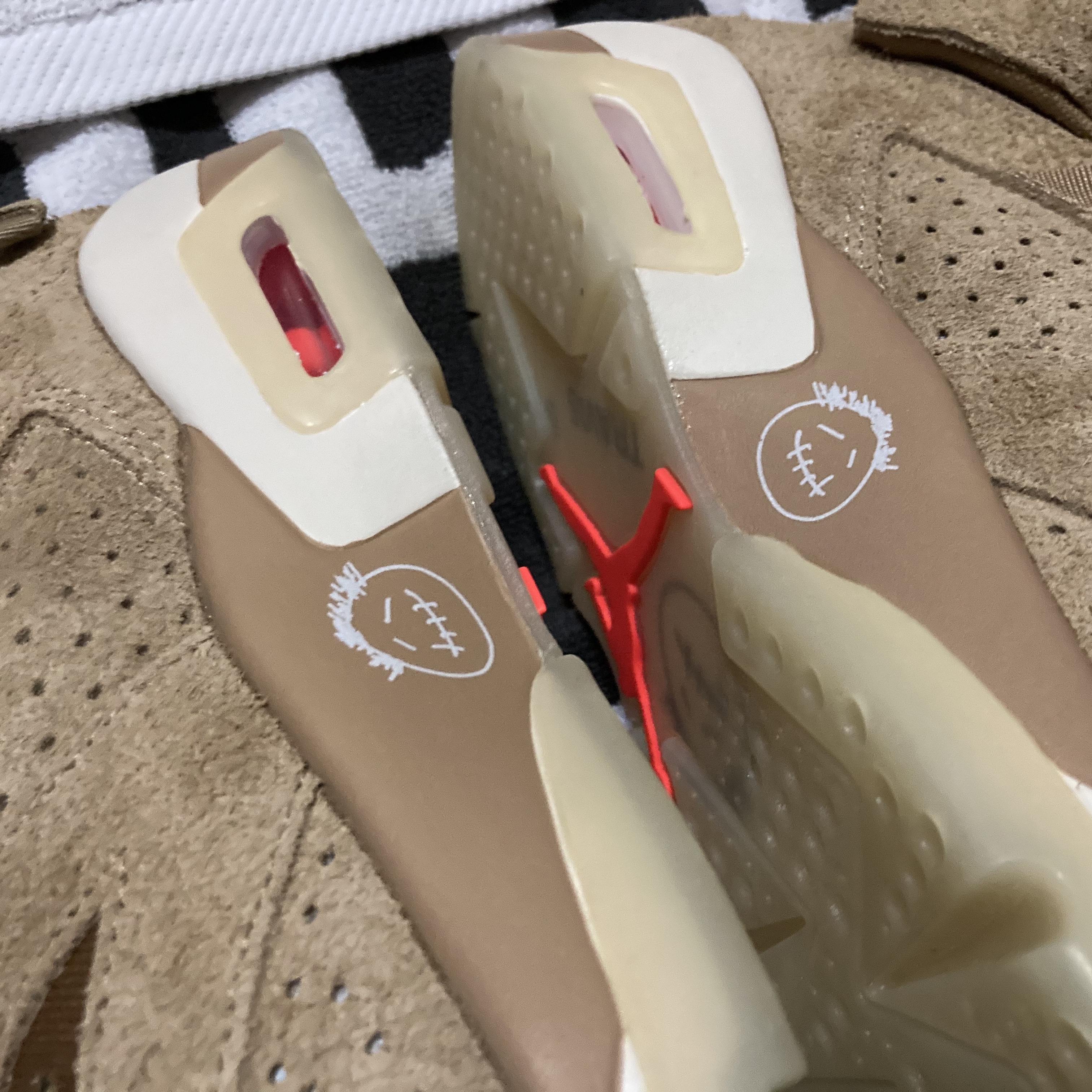 Jordan 6 x Travis Scott Retro SP British Khaki 착용 스타일 - 3
