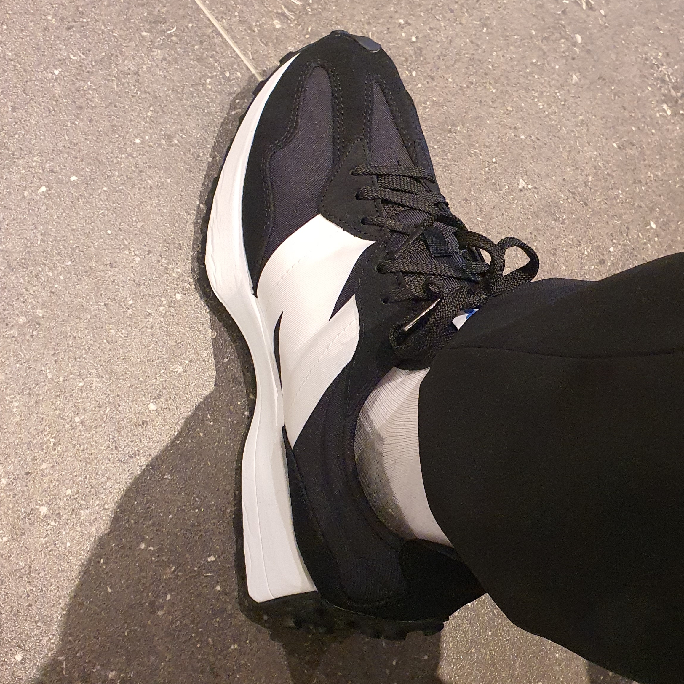 New Balance 327 Black 착용 스타일 - 1