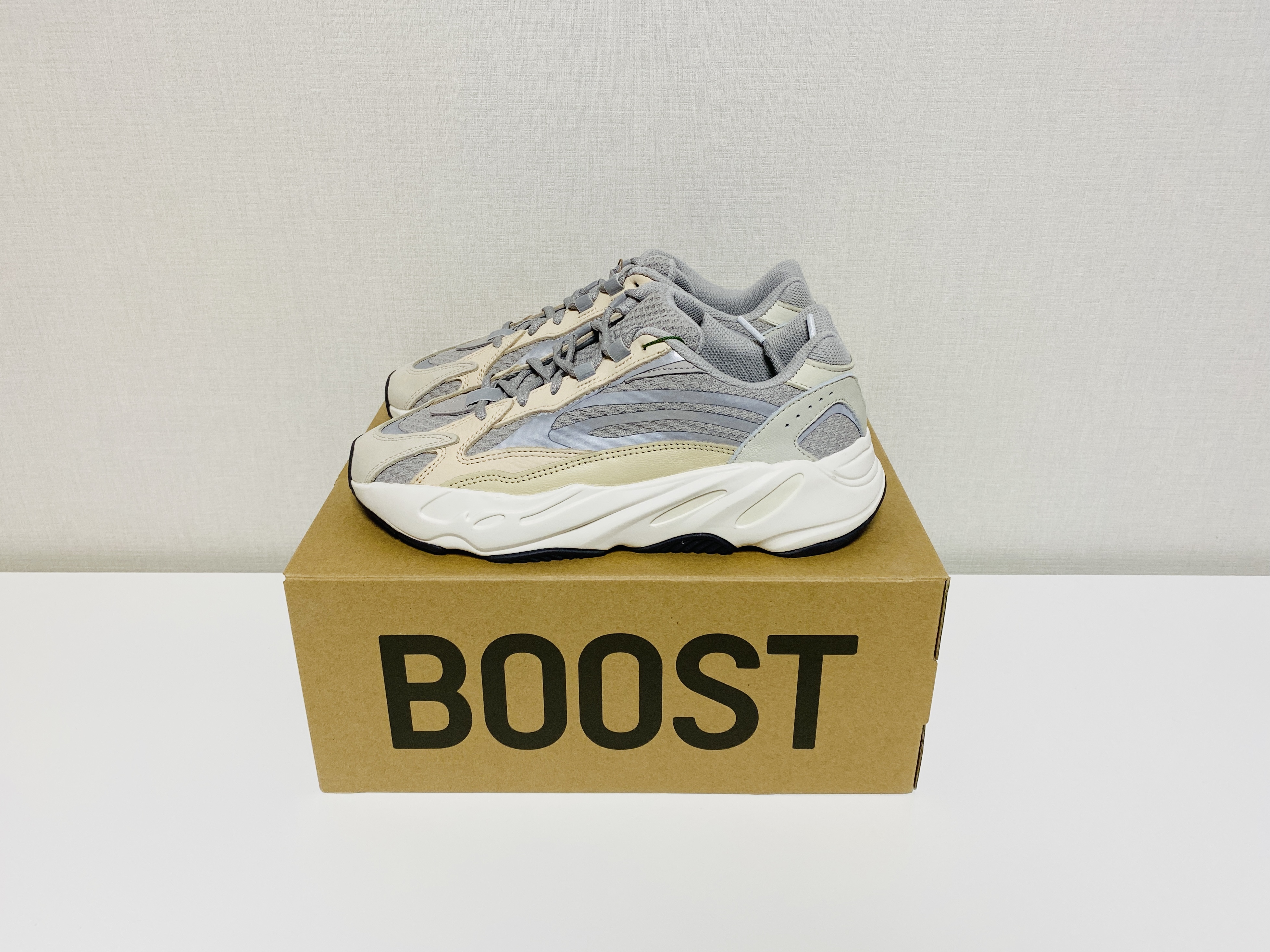 Adidas Yeezy Boost 700 V2 Cream 착용 스타일 - 1
