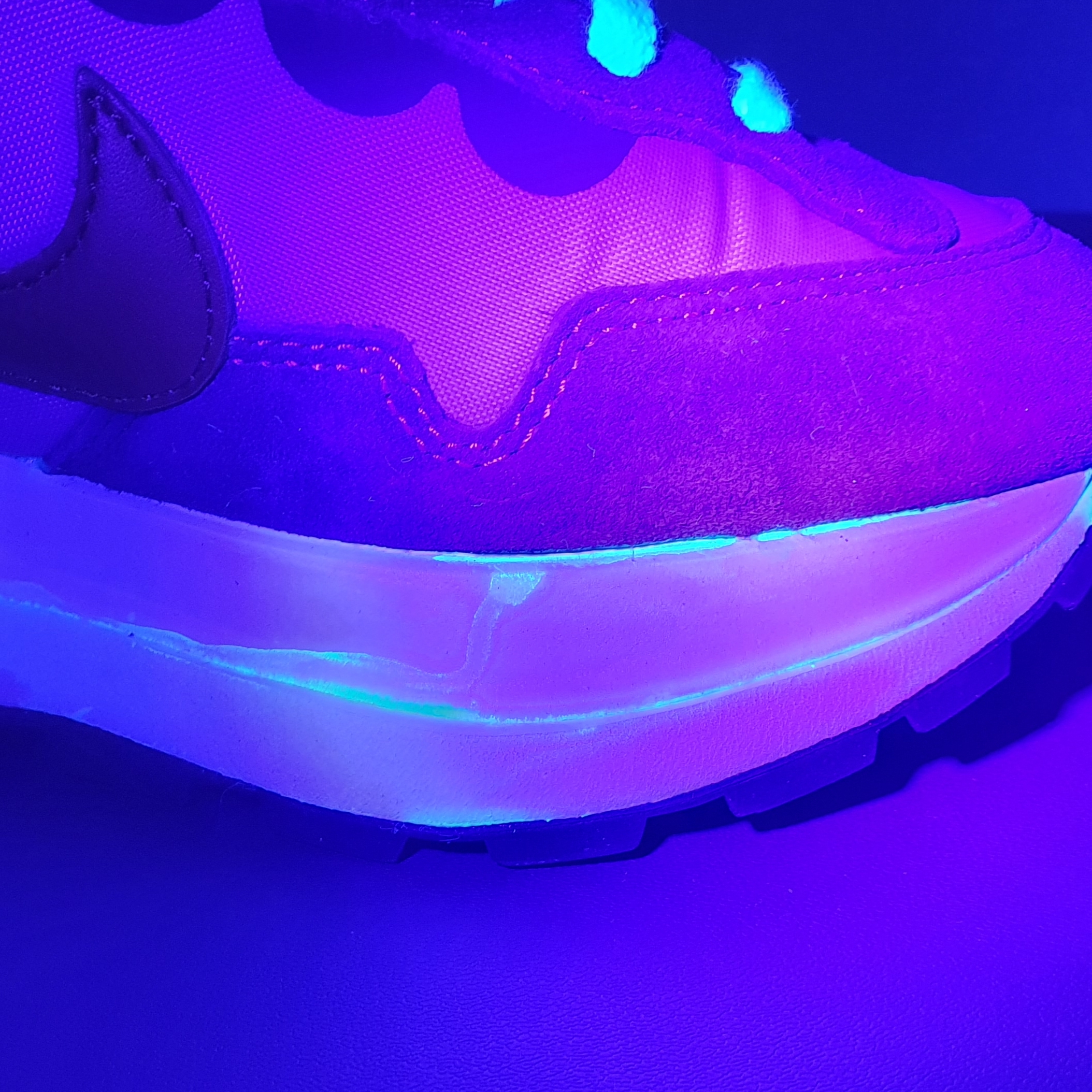 Nike x Sacai VaporWaffle Dark Iris 착용 스타일 - 5