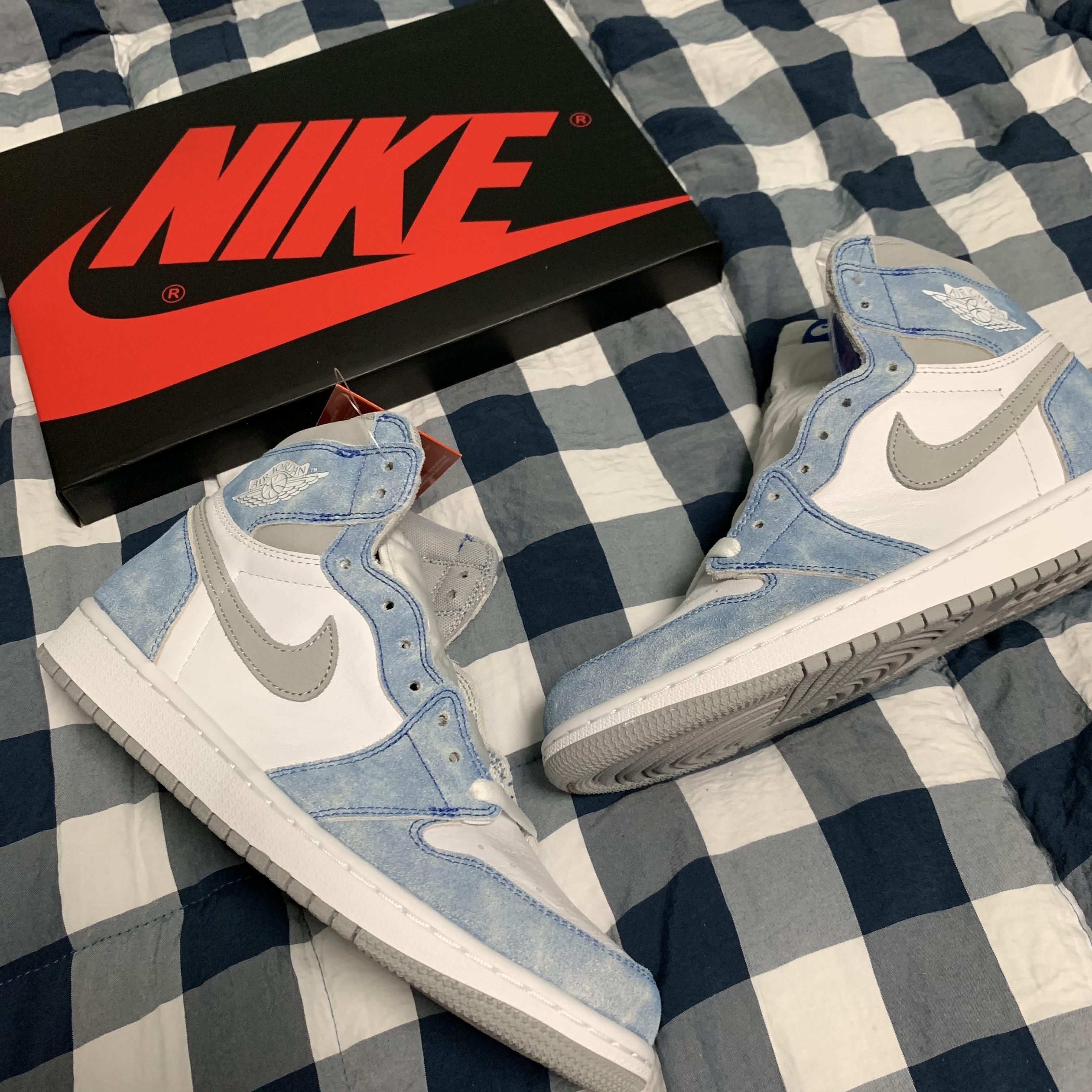 Jordan 1 Retro High OG Hyper Royal 착용 스타일