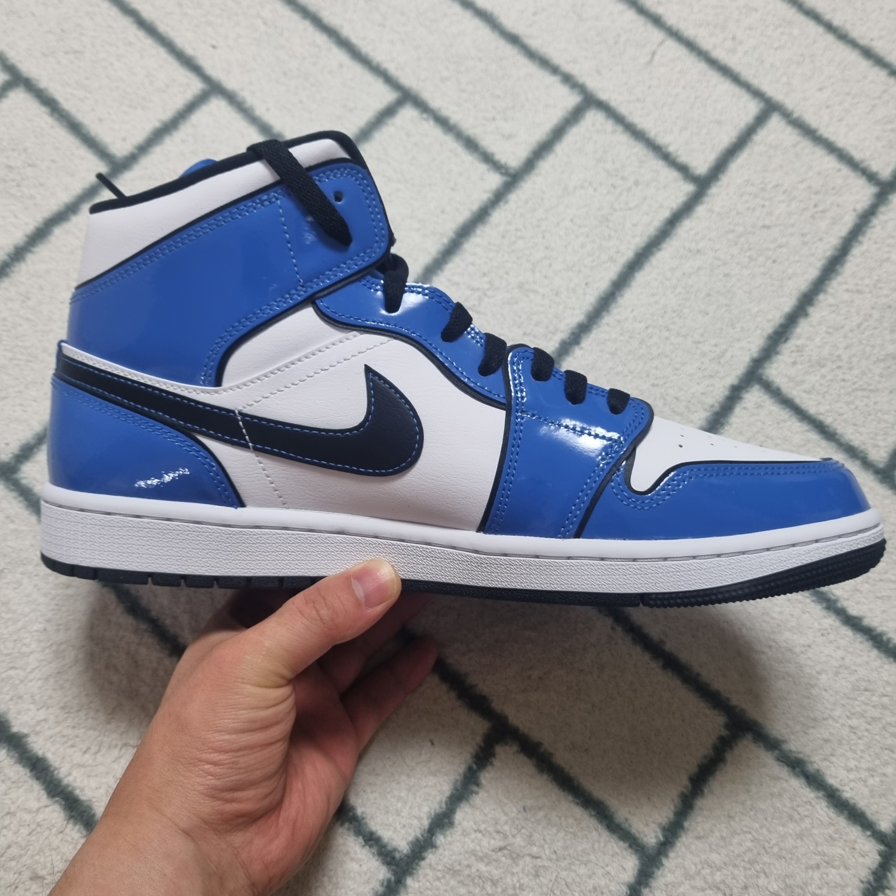 Jordan 1 Mid SE Signal Blue 착용 스타일 - 2