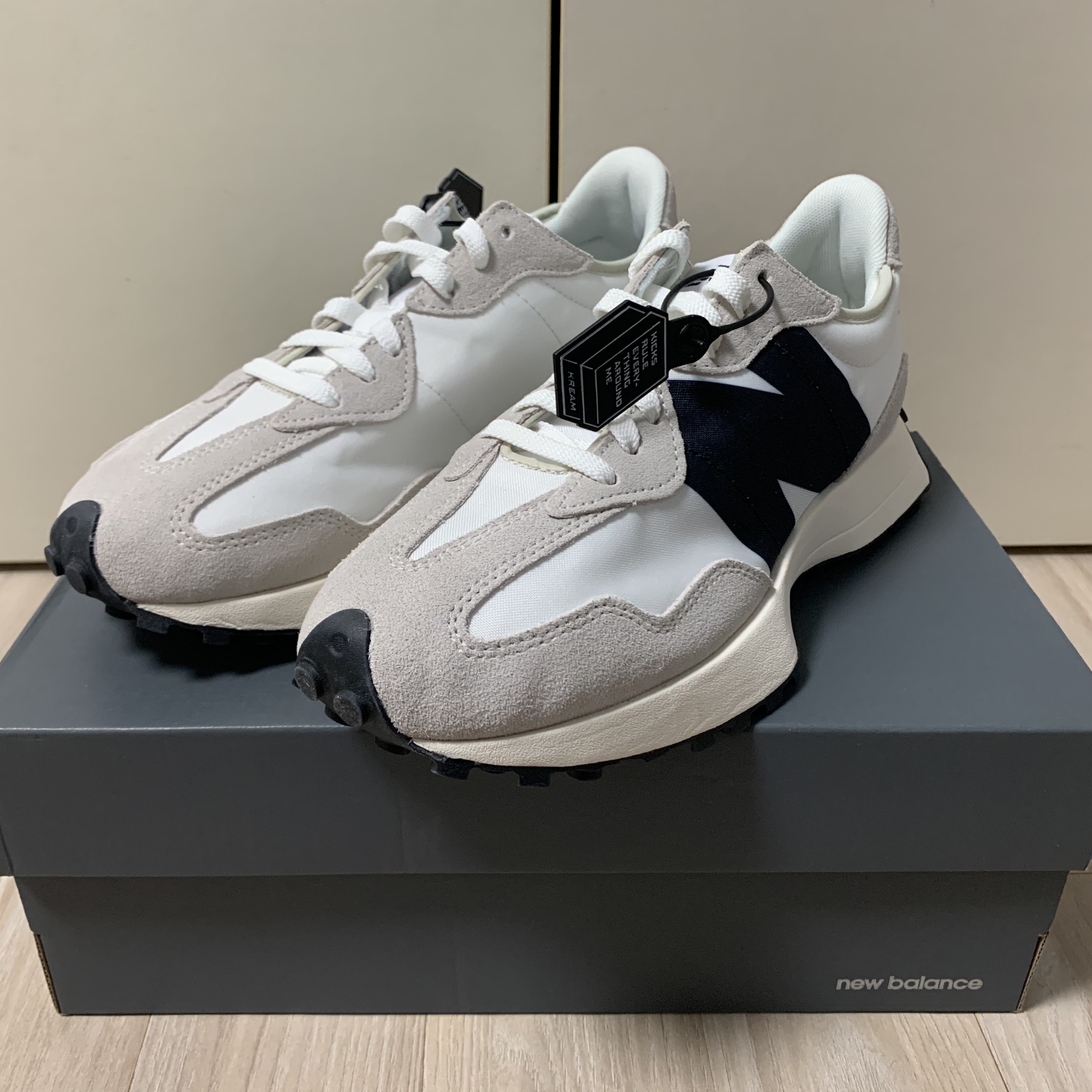 New Balance 327 White Black 착용 스타일