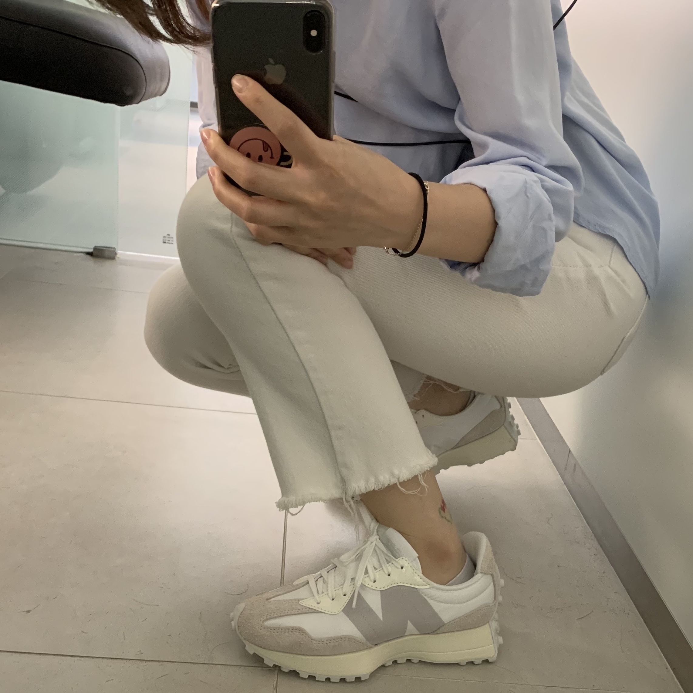 (W) New Balance 327 White Moonbeam, New Balance 327 White Black 착용 스타일 - 2