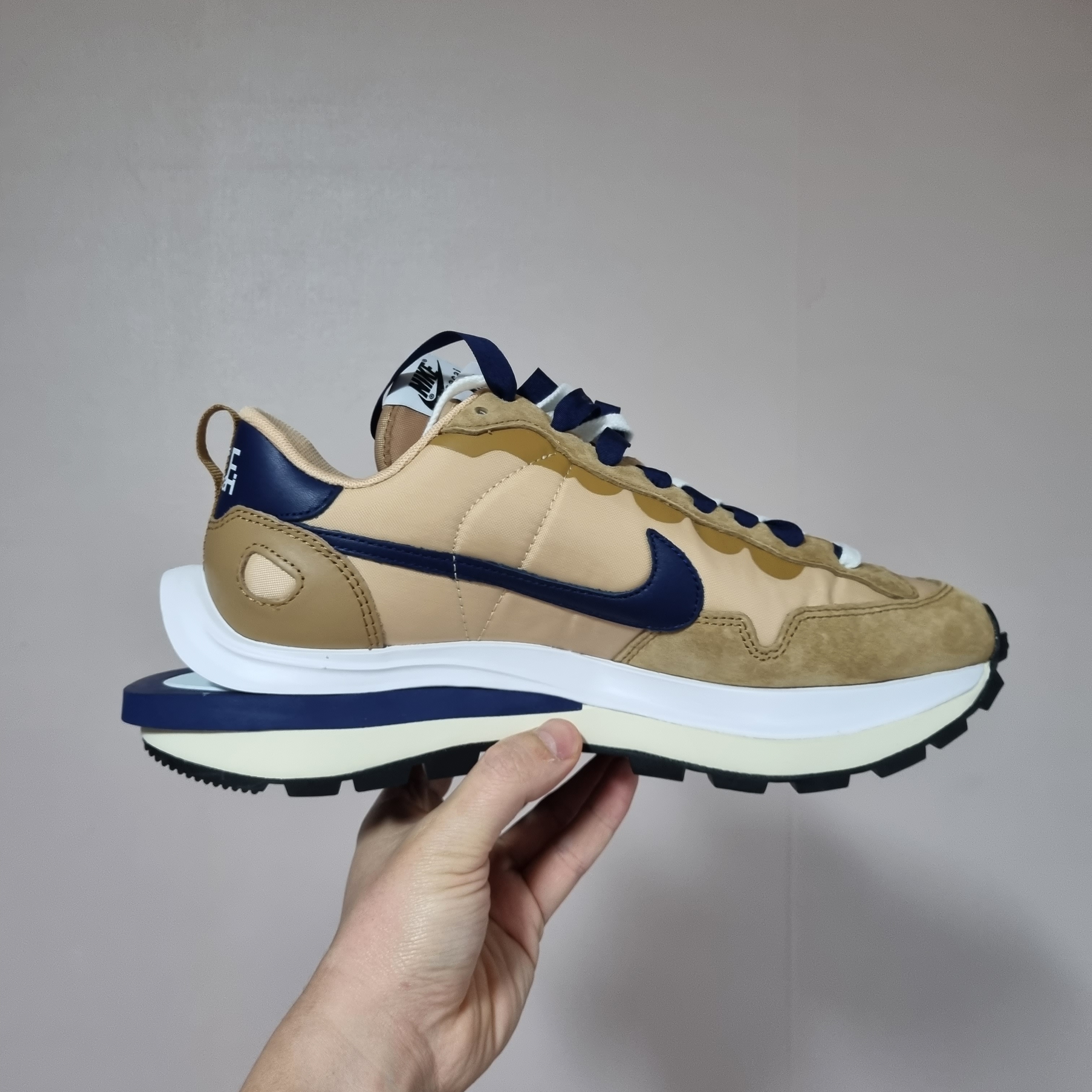 Nike x Sacai VaporWaffle Sesame and Blue Void 착용 스타일 - 2