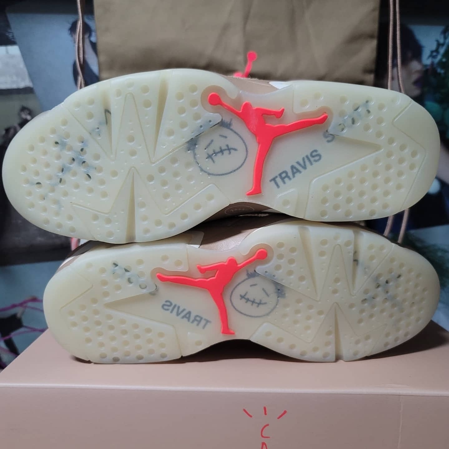 Jordan 6 x Travis Scott Retro SP British Khaki 착용 스타일 - 5