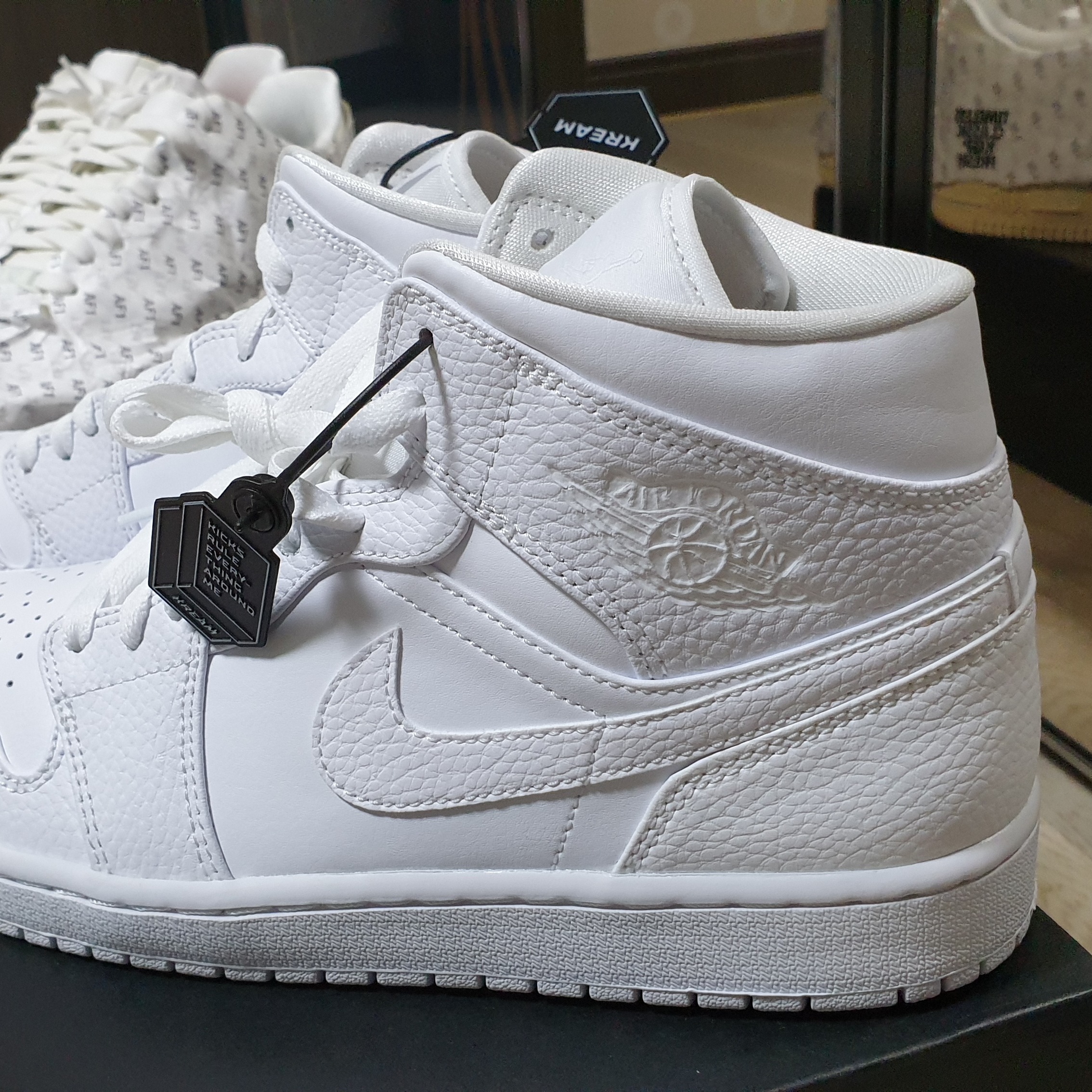 Jordan 1 Mid Triple White 착용 스타일 - 3