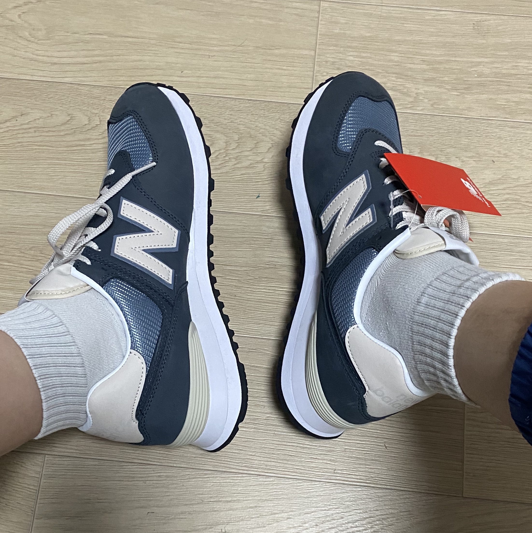 New Balance 574 Classic Navy 착용 스타일 - 2