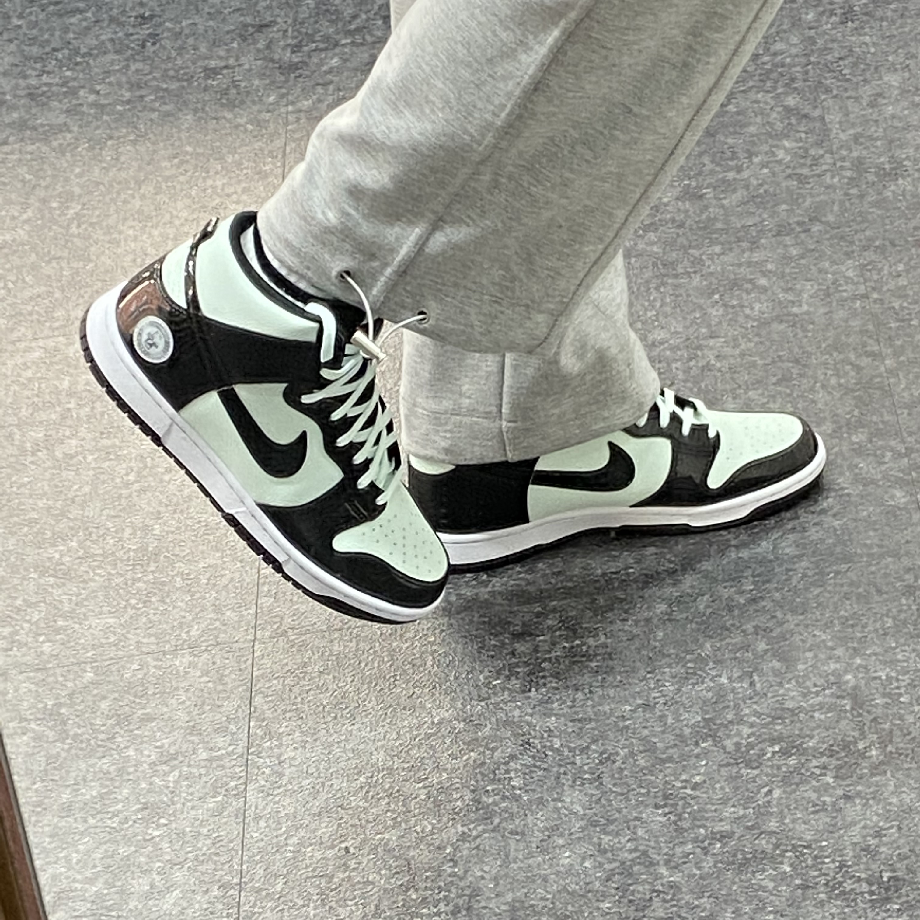 Nike Dunk High Barely Green 착용 스타일 - 2