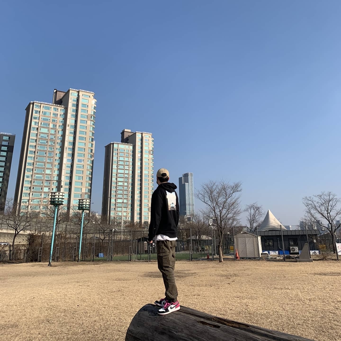 Jordan 1 Low SE Fuchsia 착용 스타일 - 2