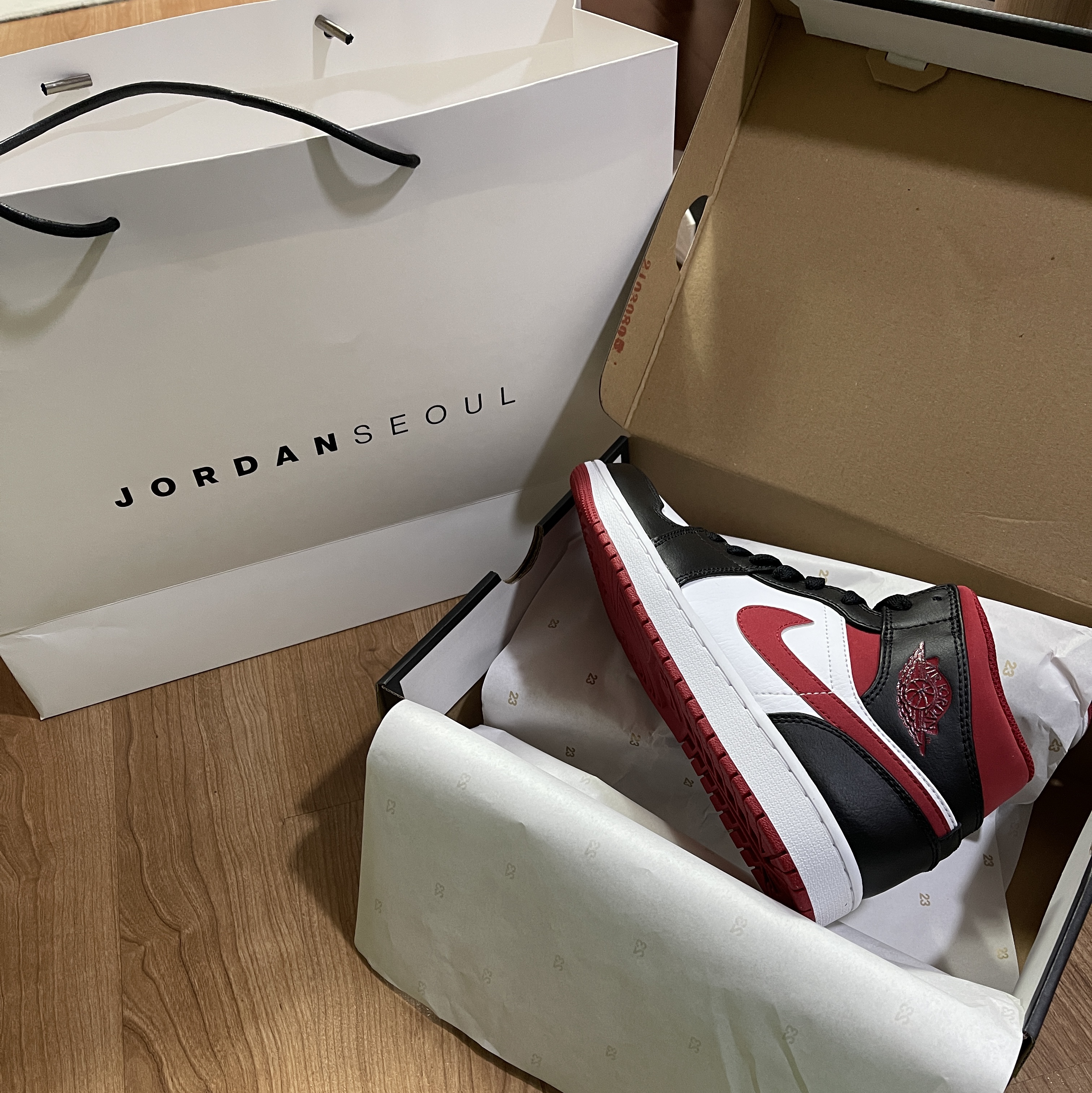 Jordan 1 Mid Gym Red Black White 착용 스타일 - 1