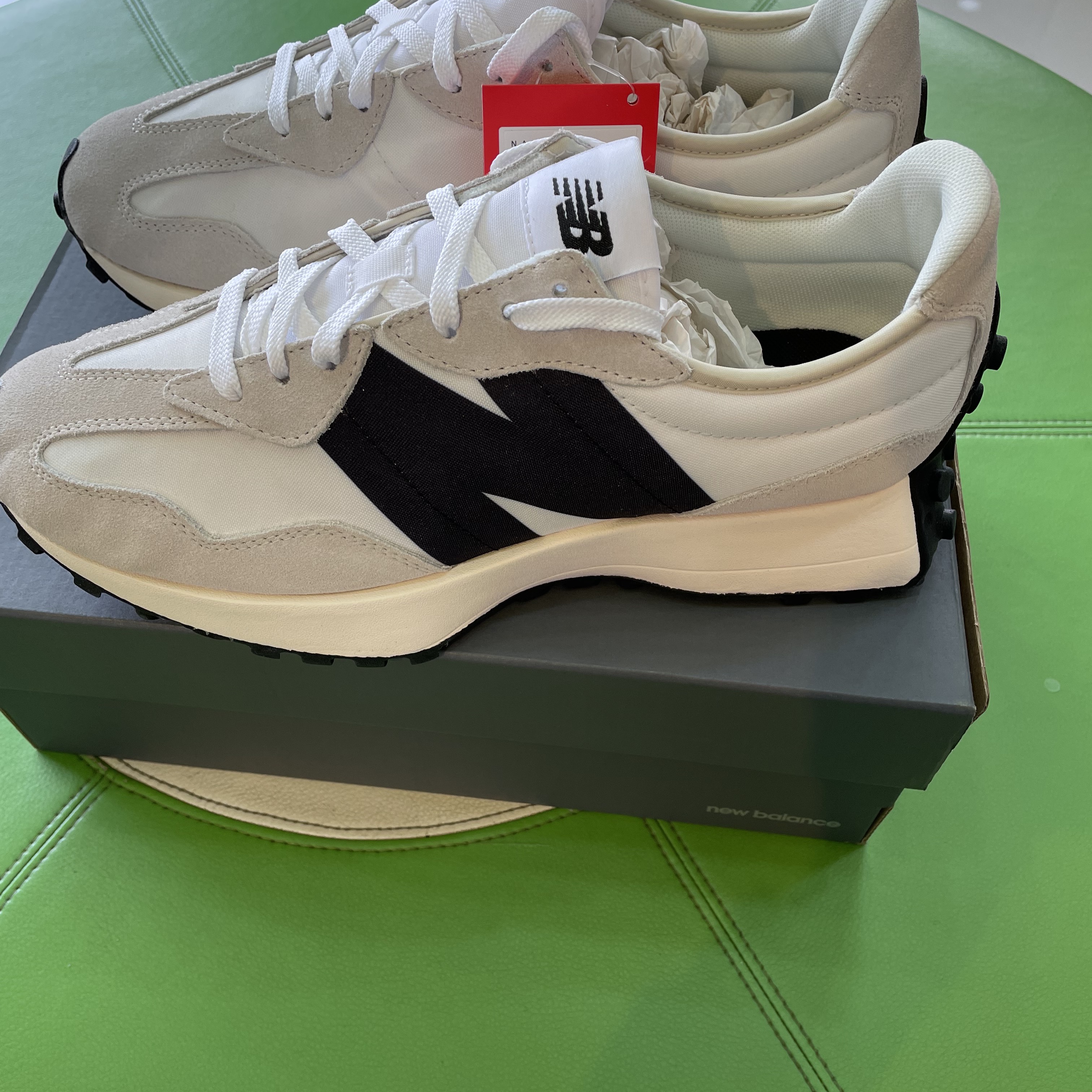 New Balance 327 White Black 착용 스타일 - 1
