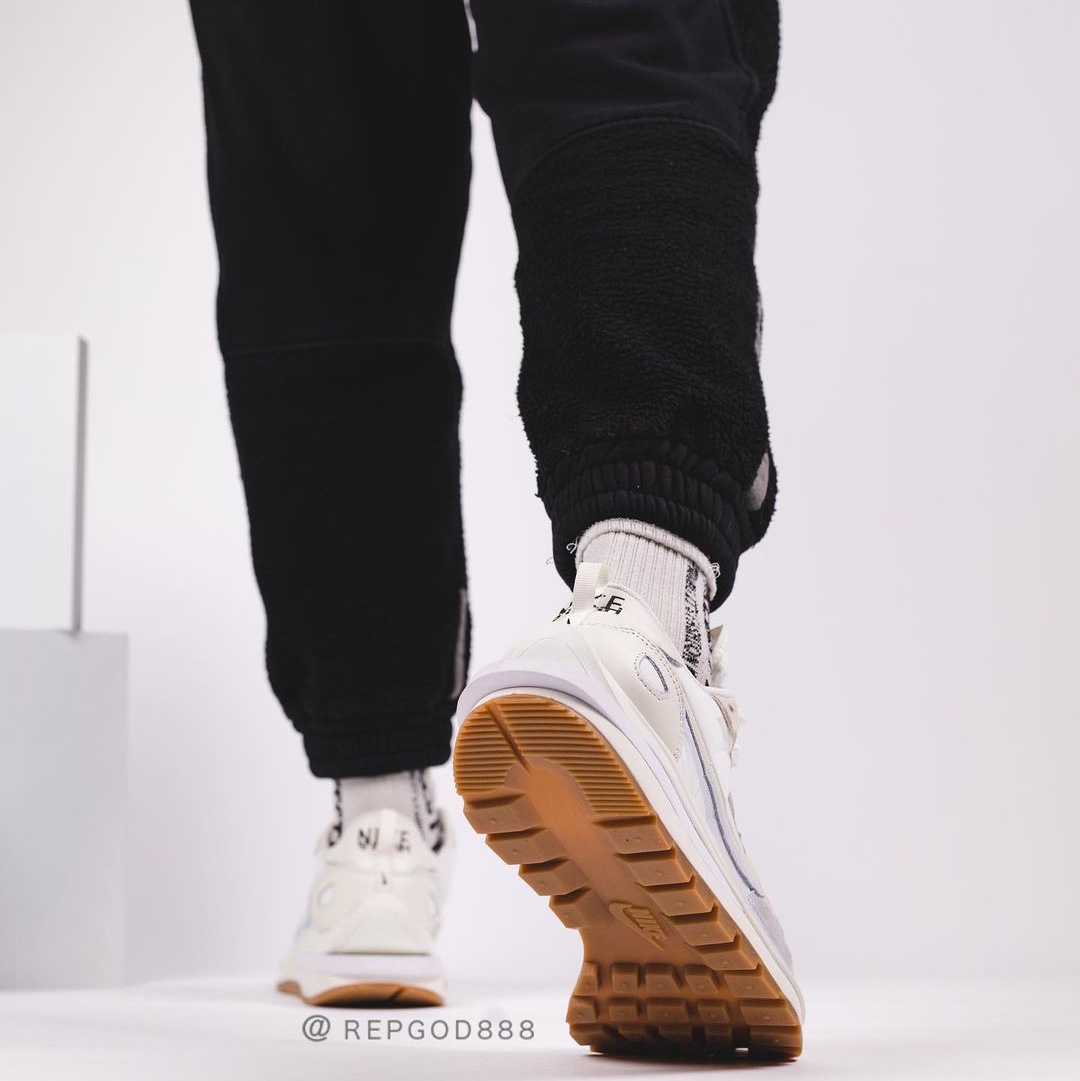 Nike x Sacai VaporWaffle Dark Iris, Nike x Sacai VaporWaffle Sesame and Blue Void 착용 스타일 - 3
