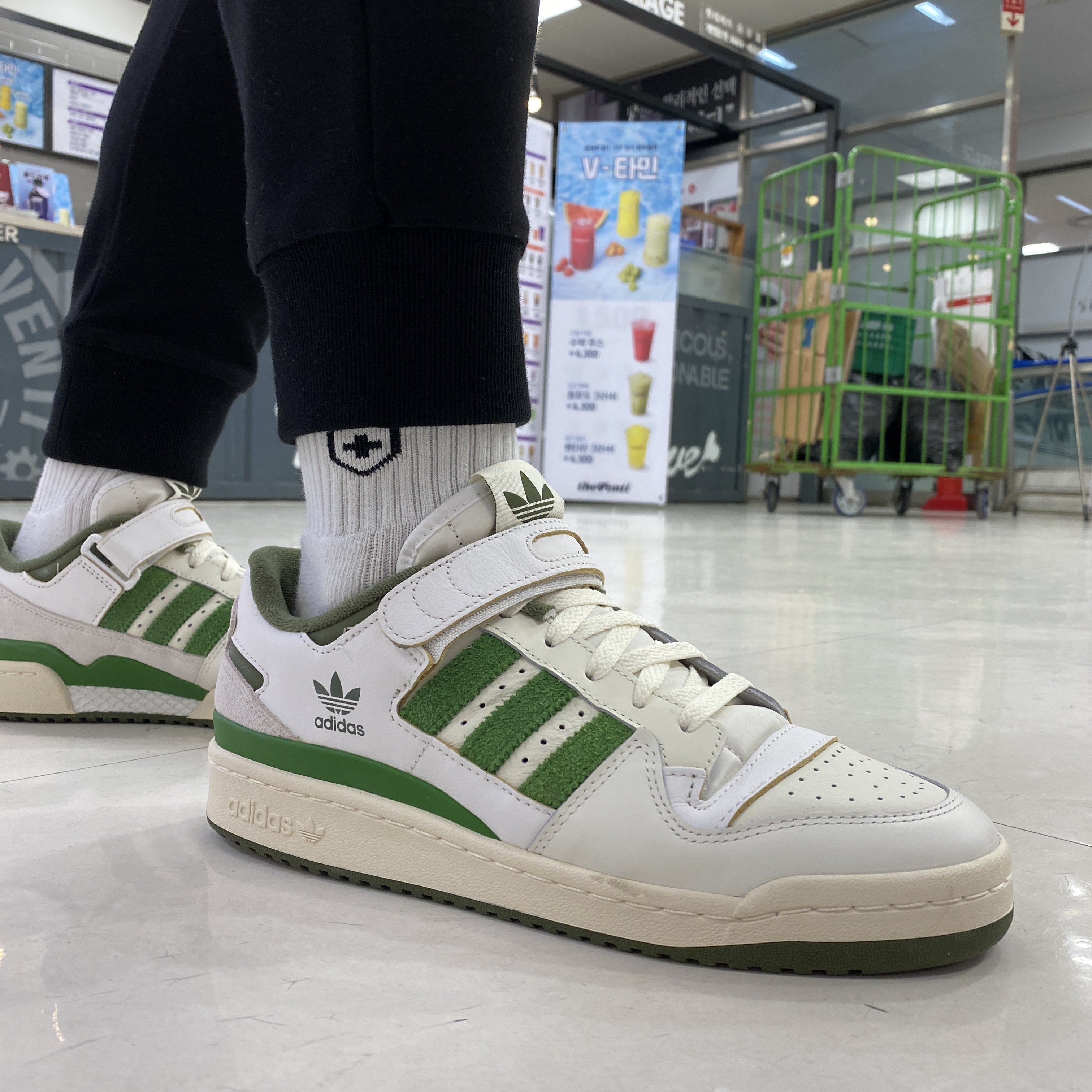 Adidas Forum 84 Low Crew Green 착용 스타일 - 2