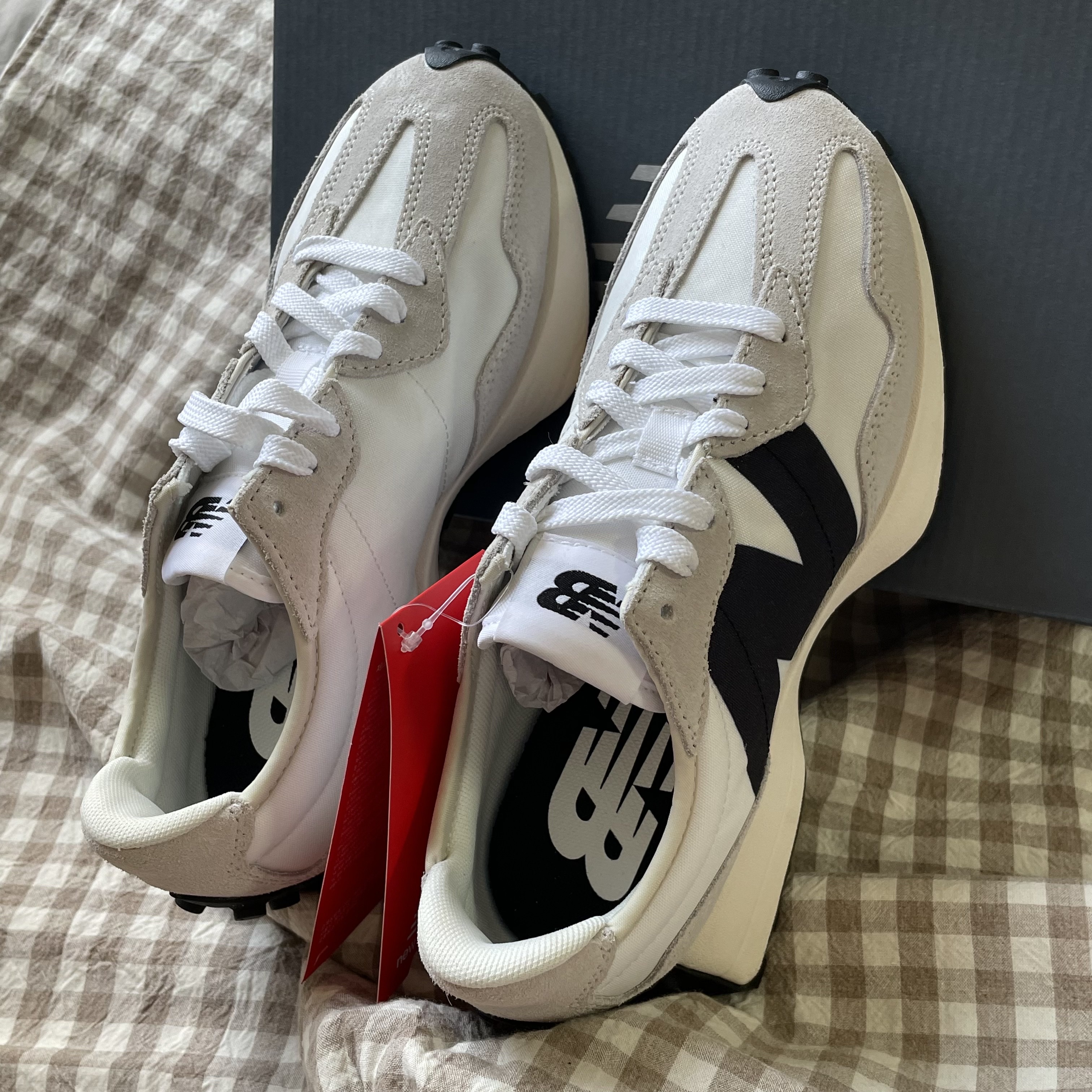 New Balance 327 White Black 착용 스타일 - 4