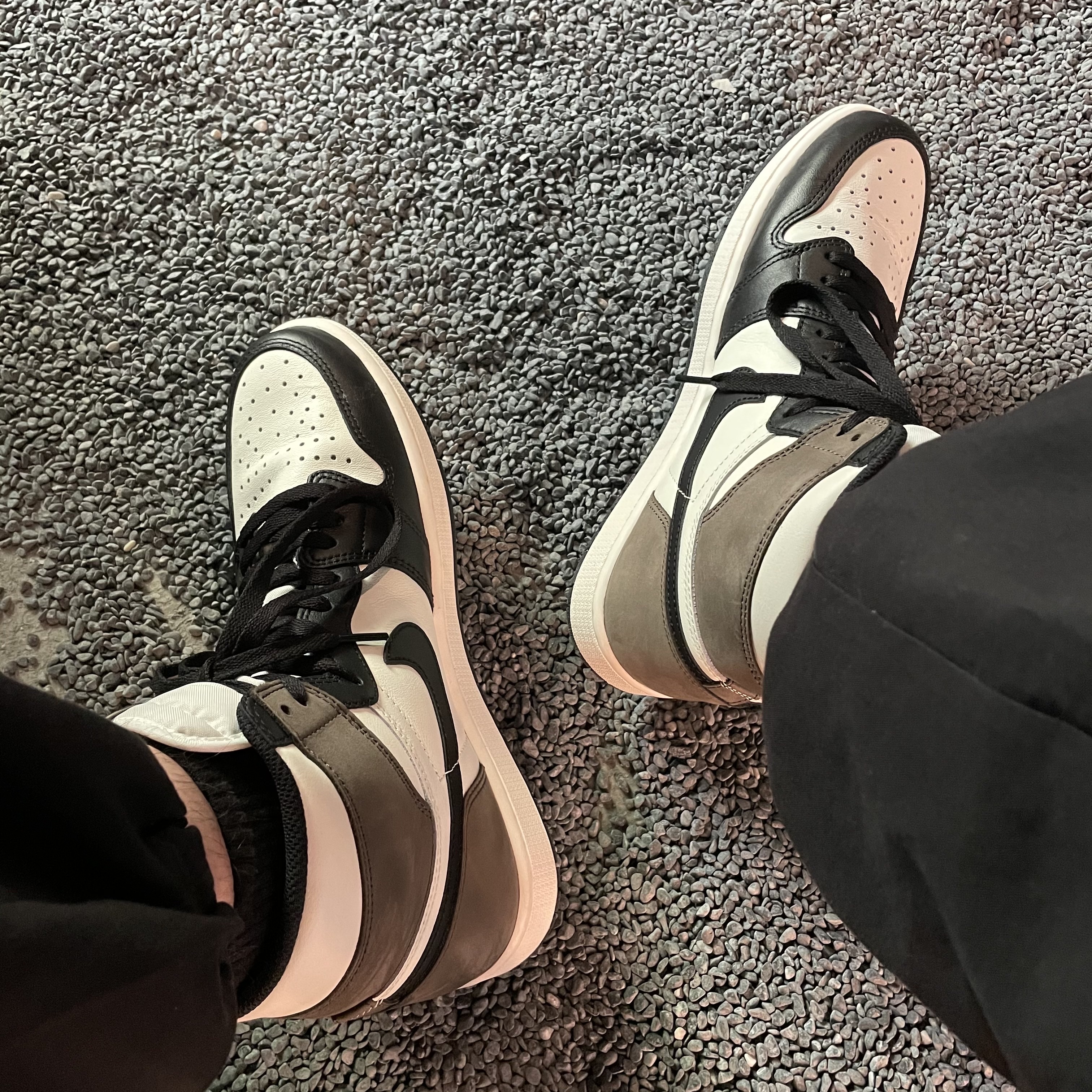 Jordan 1 Retro High OG Black Mocha 착용 스타일 - 3