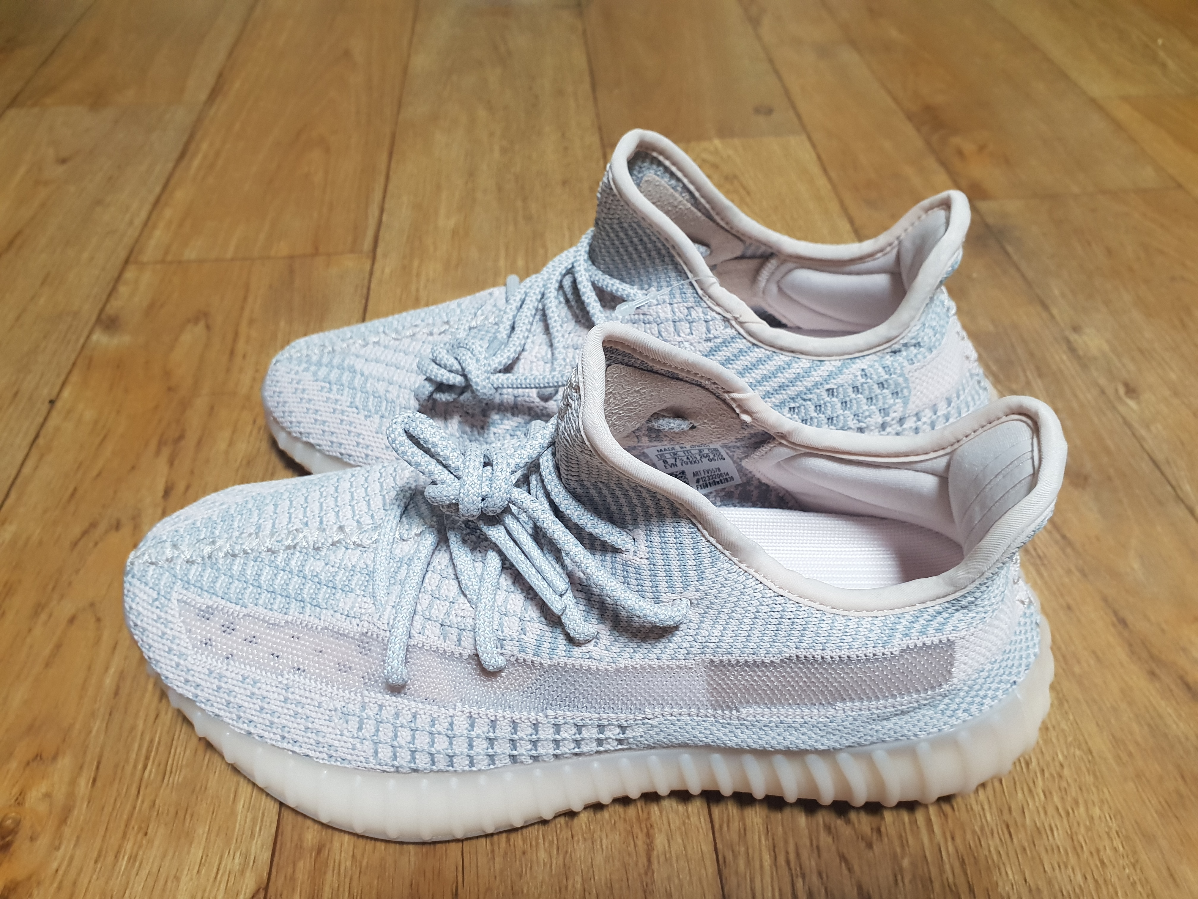 Adidas Yeezy Boost 350 V2 Synth - Non-Reflective 착용 스타일