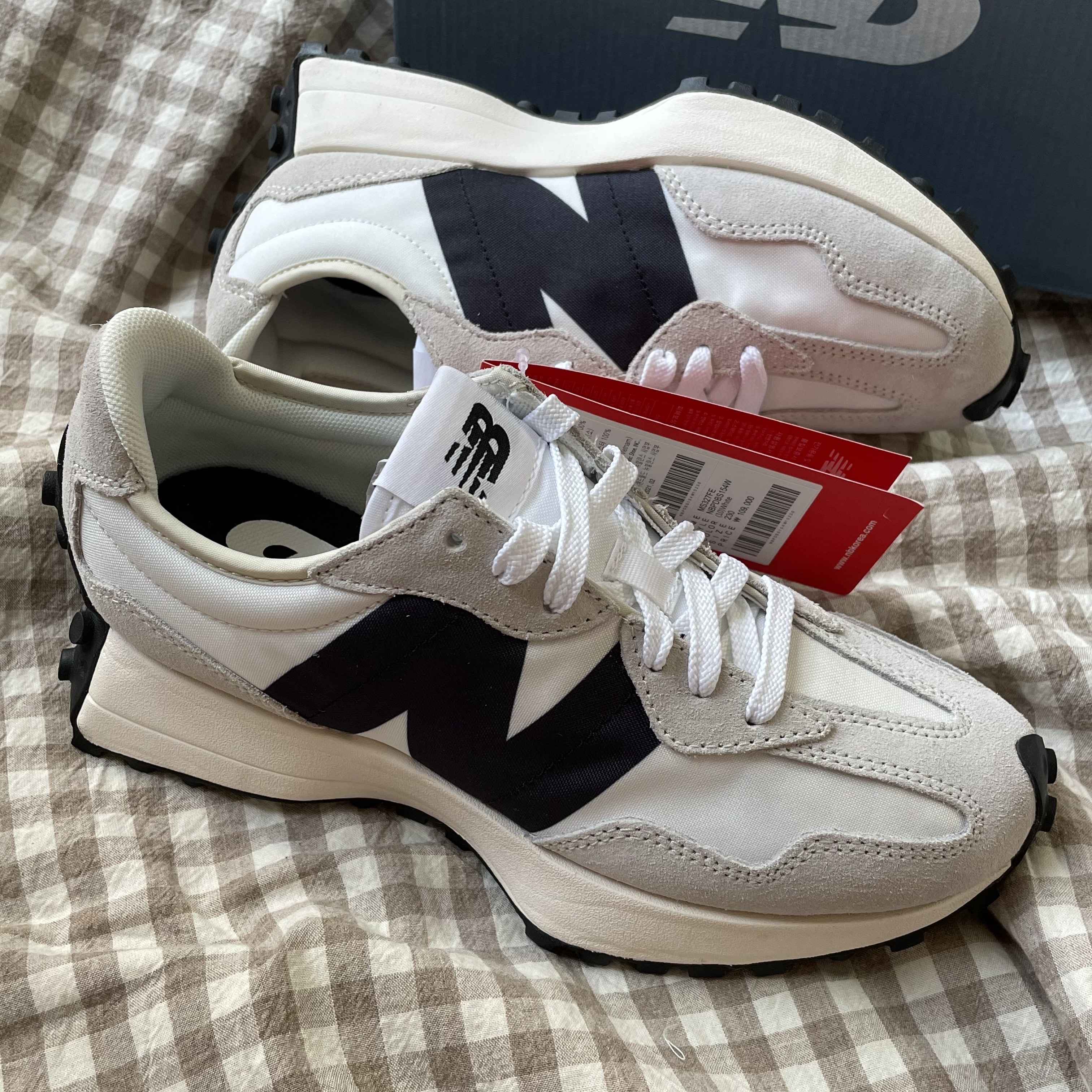 New Balance 327 White Black 착용 스타일 - 5