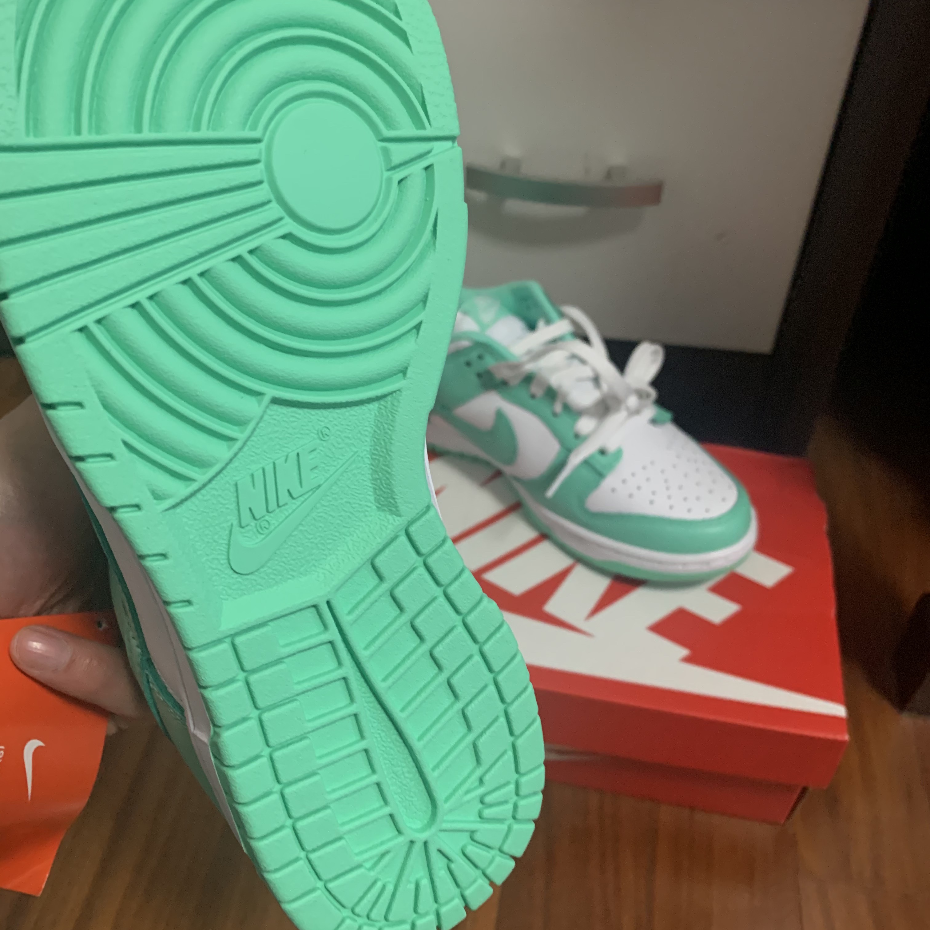 (W) Nike Dunk Low Green Glow 착용 스타일 - 2