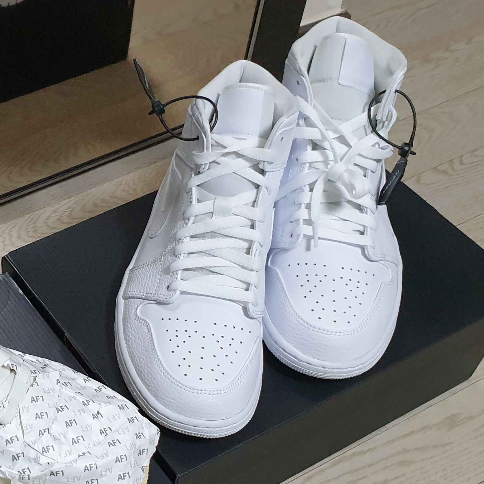 Jordan 1 Mid Triple White 착용 스타일 - 2
