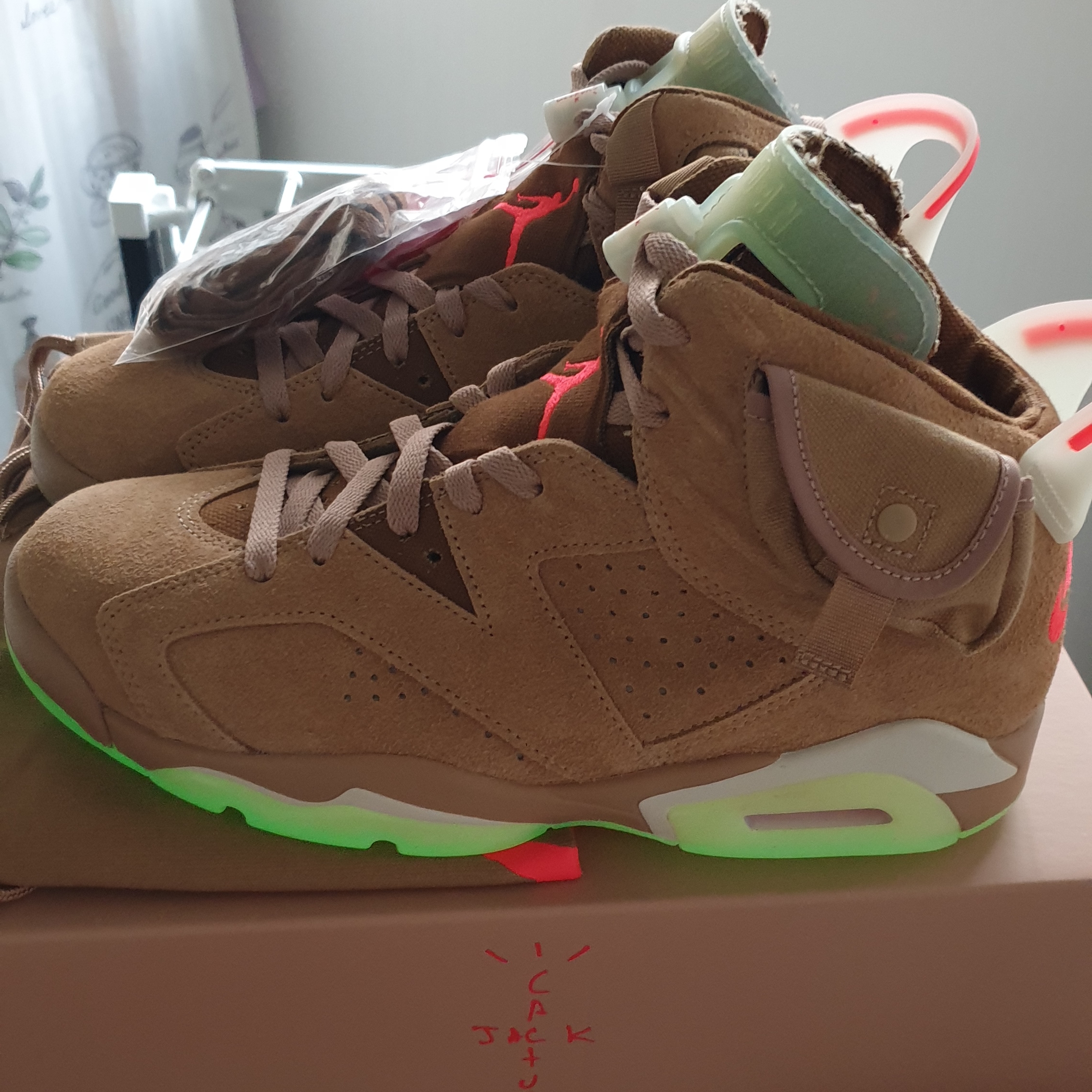 Jordan 6 x Travis Scott Retro SP British Khaki 착용 스타일 - 1