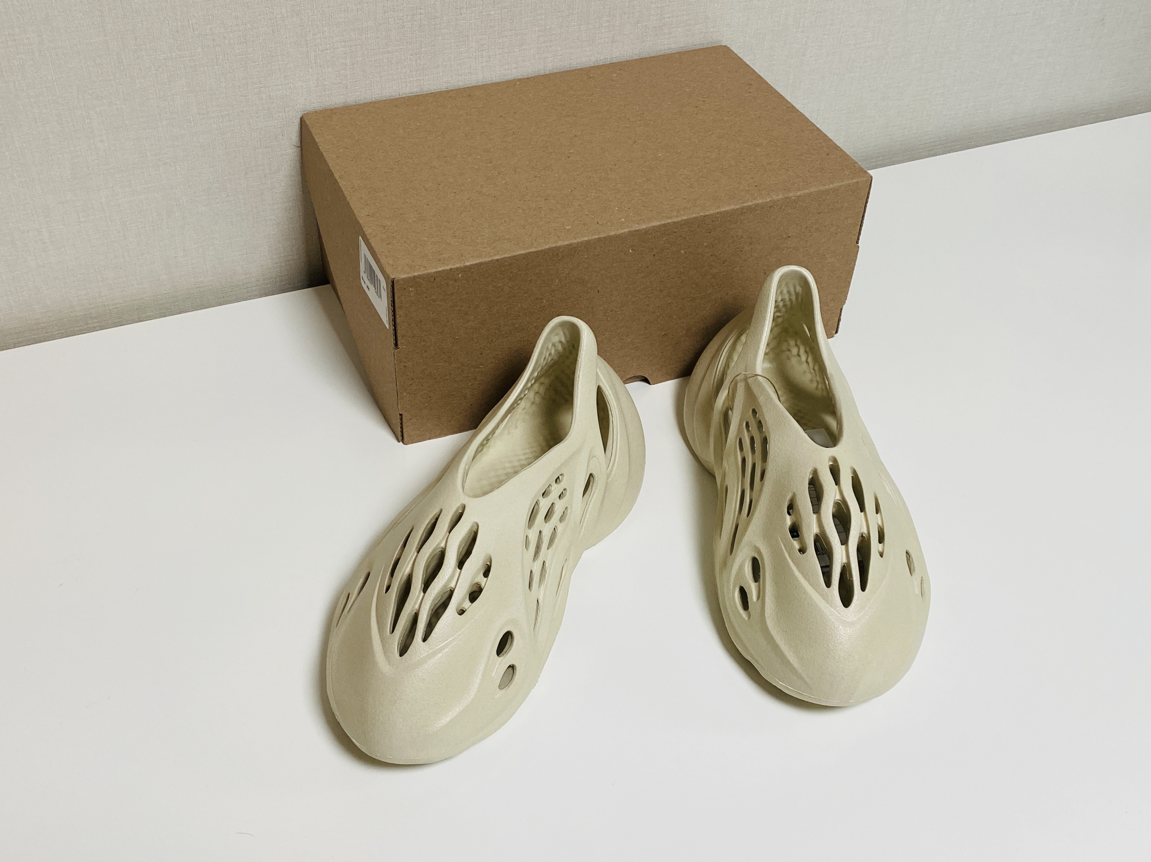 Adidas Yeezy Foam RNNR Sand 착용 스타일 - 2