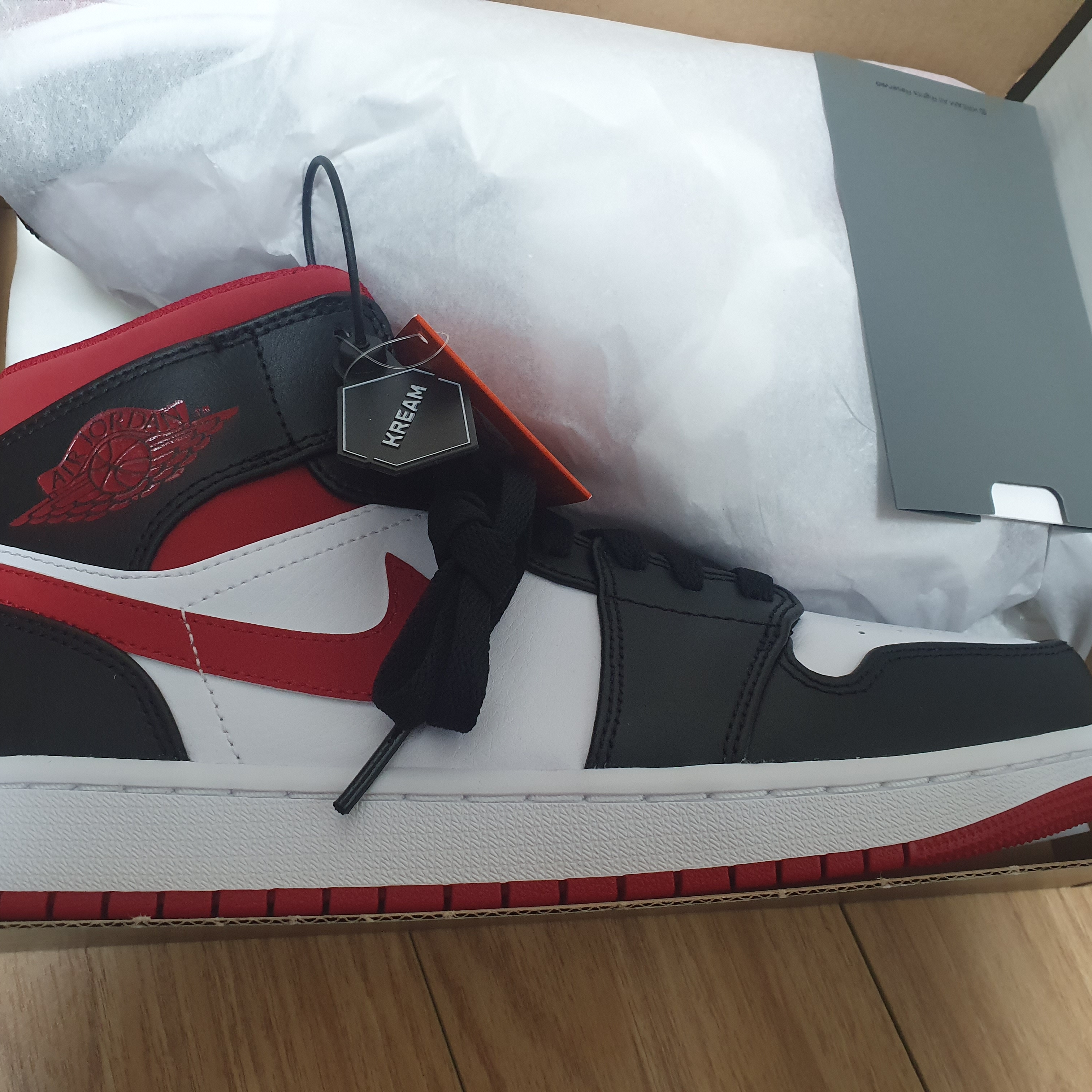 Jordan 1 Mid Gym Red Black White 착용 스타일 - 1