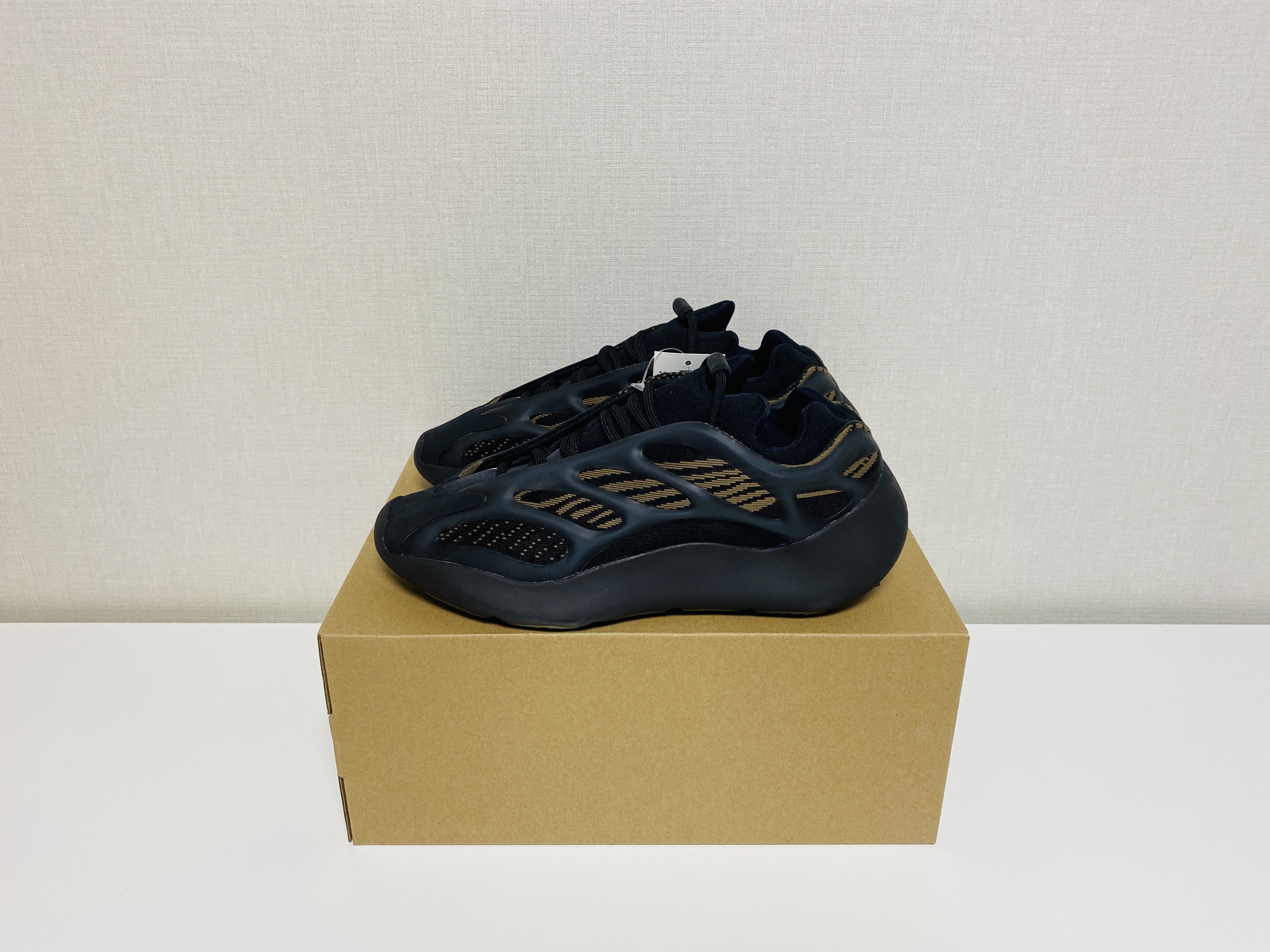 Adidas Yeezy 700 V3 Clay Brown 착용 스타일 - 1