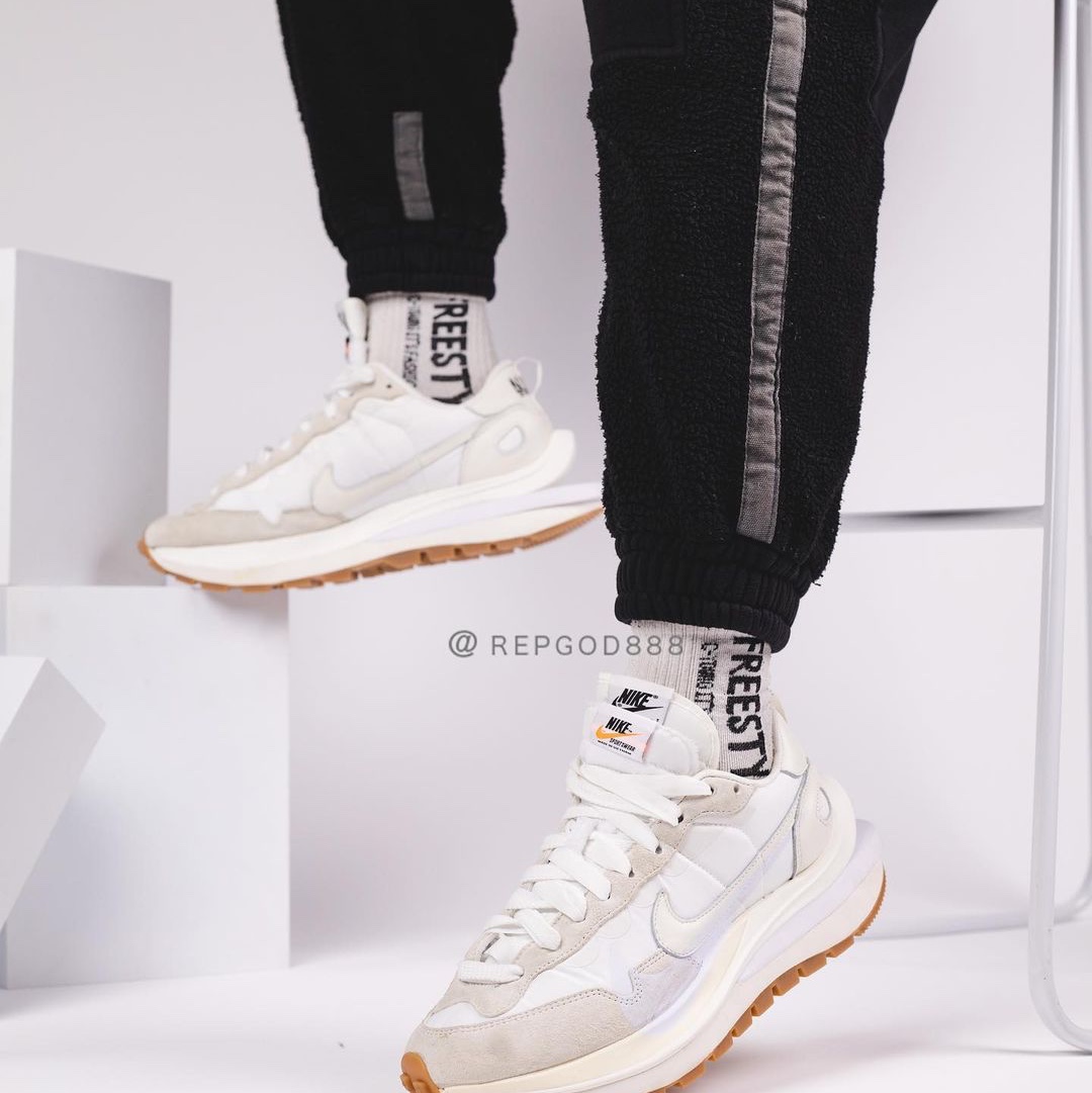 Nike x Sacai VaporWaffle Dark Iris, Nike x Sacai VaporWaffle Sesame and Blue Void 착용 스타일 - 2