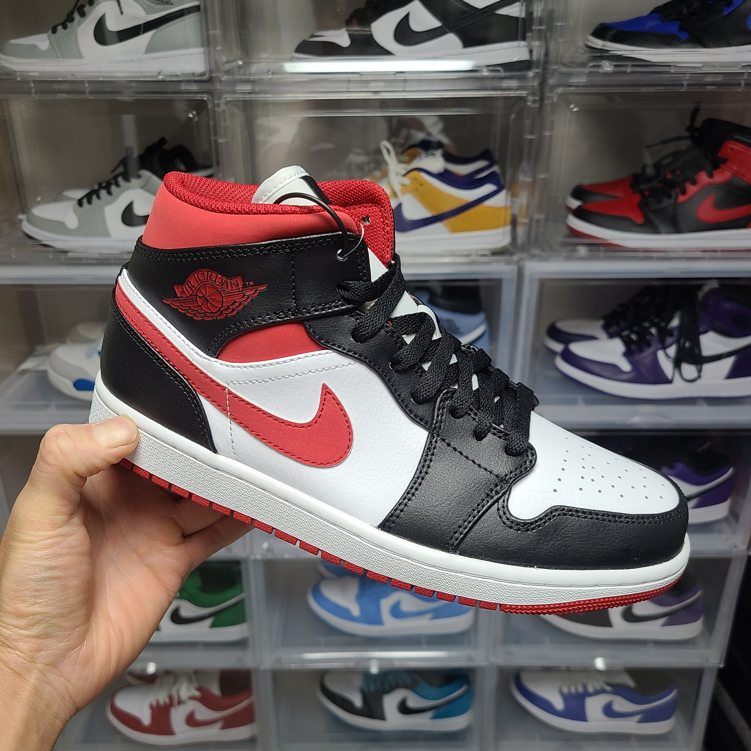Jordan 1 Mid Gym Red Black White 착용 스타일 - 1