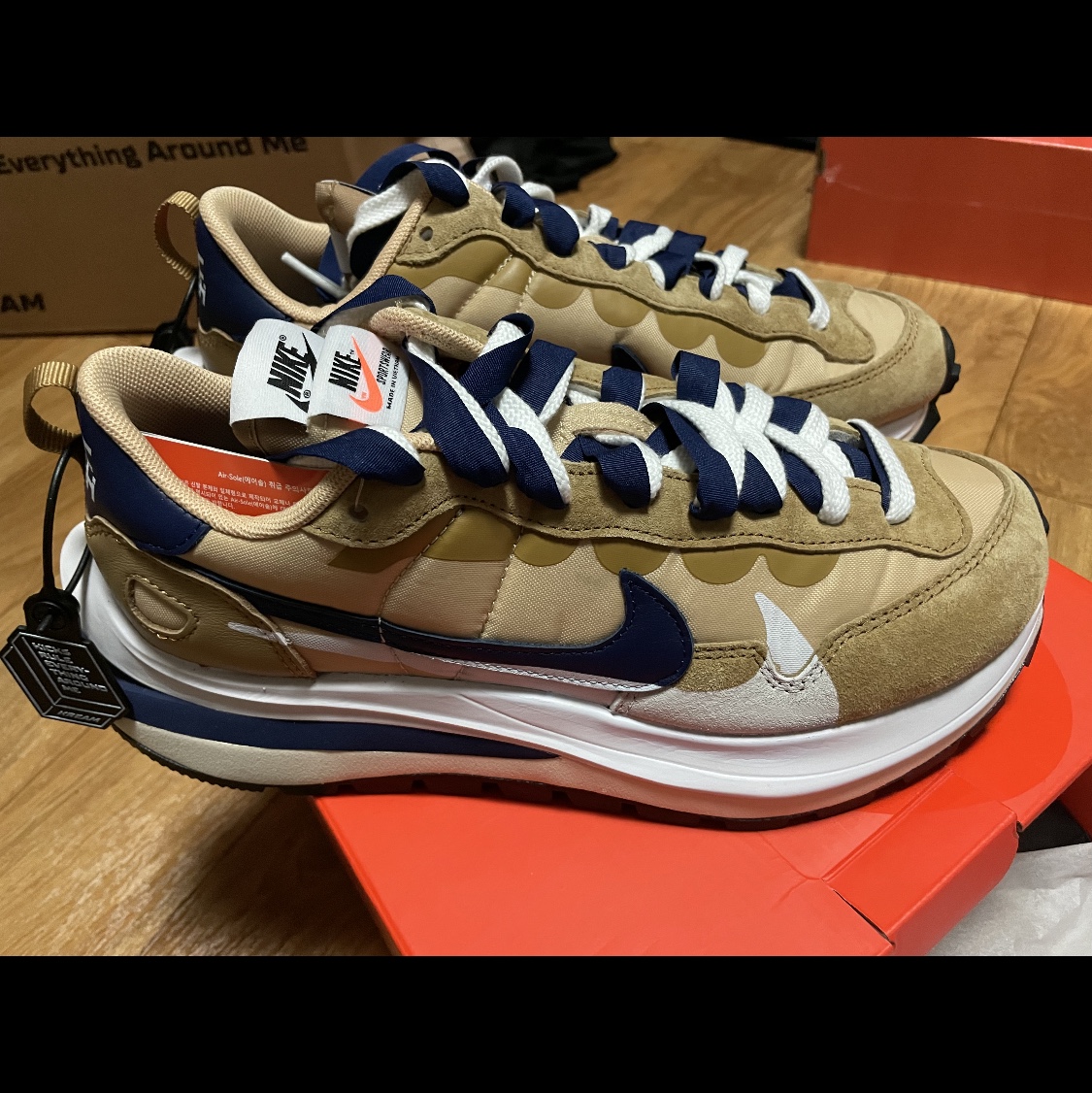 Nike x Sacai VaporWaffle Sesame and Blue Void 착용 스타일 - 3