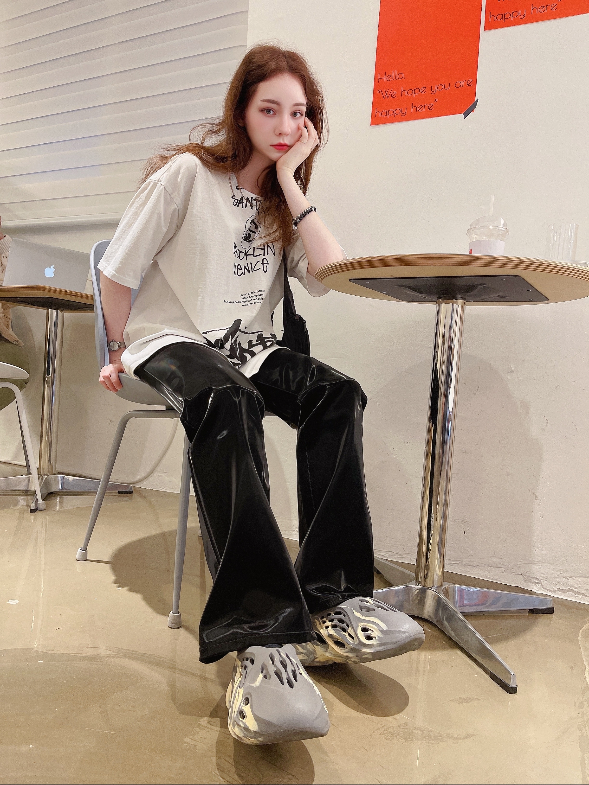 Adidas Yeezy Foam RNNR MXT Moon Gray, Stussy x Takahiromiyashita The Soloist 40 WT T-Shirt 착용 스타일