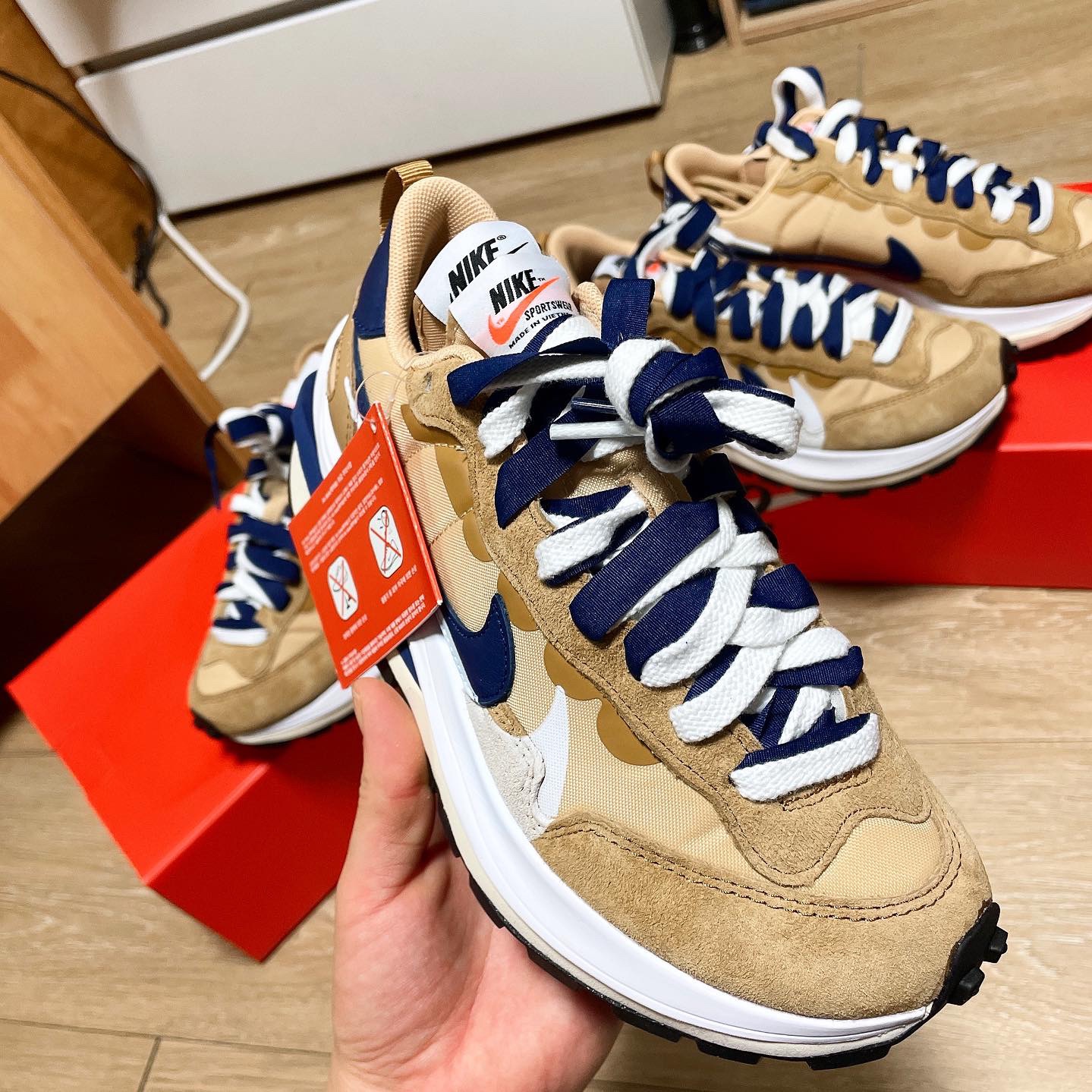 Nike x Sacai VaporWaffle Sesame and Blue Void 착용 스타일