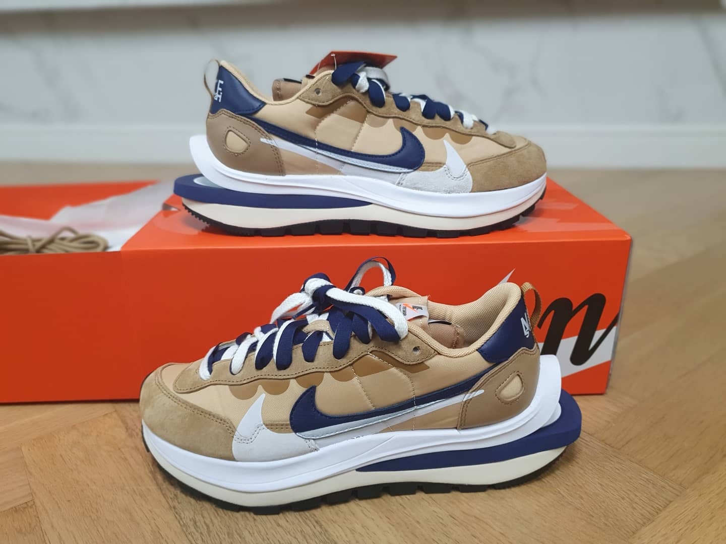 Nike x Sacai VaporWaffle Sesame and Blue Void 착용 스타일 - 4