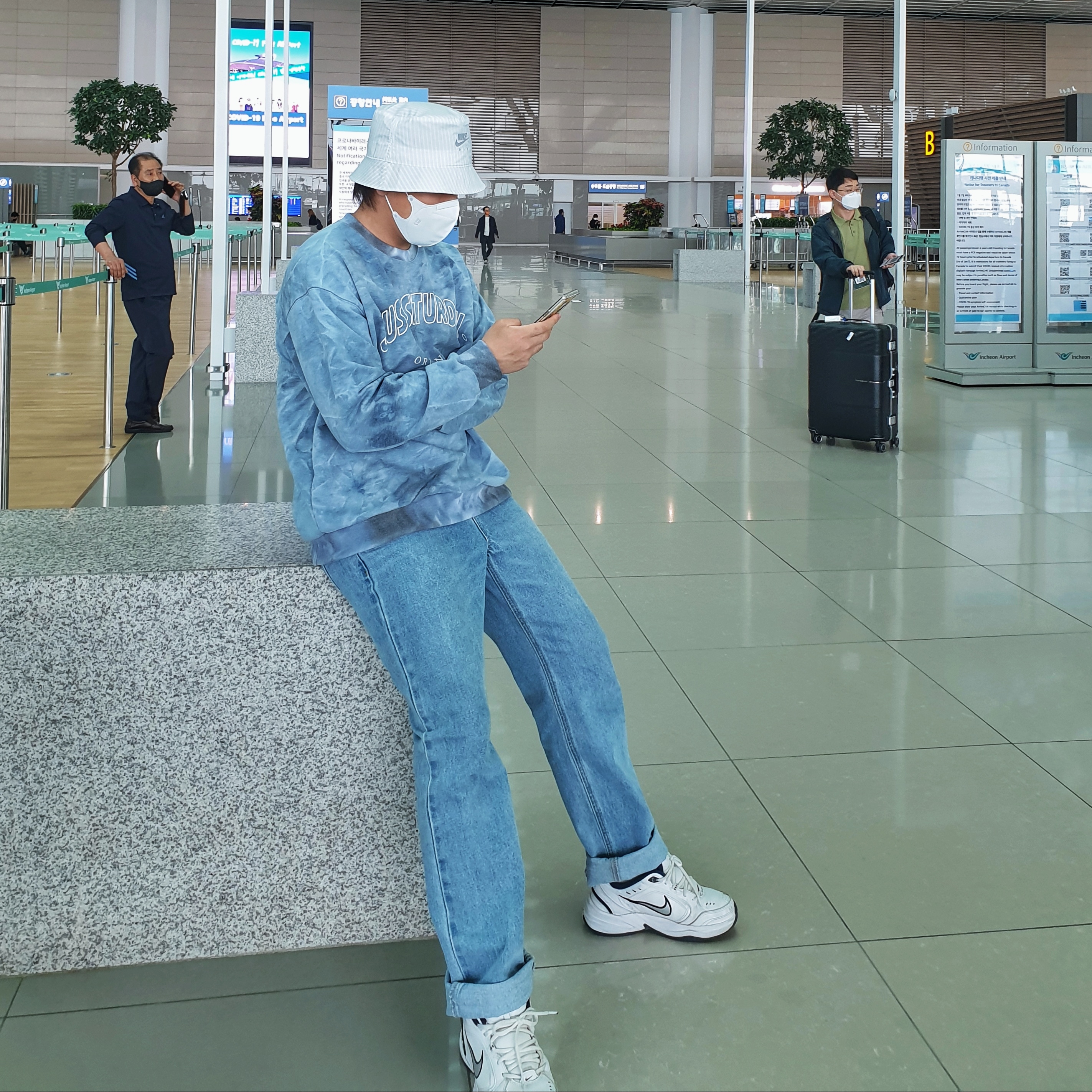 Nike Air Monarch IV White Navy, Nike x Kim Jones Bucket Hat White 착용 스타일 - 1