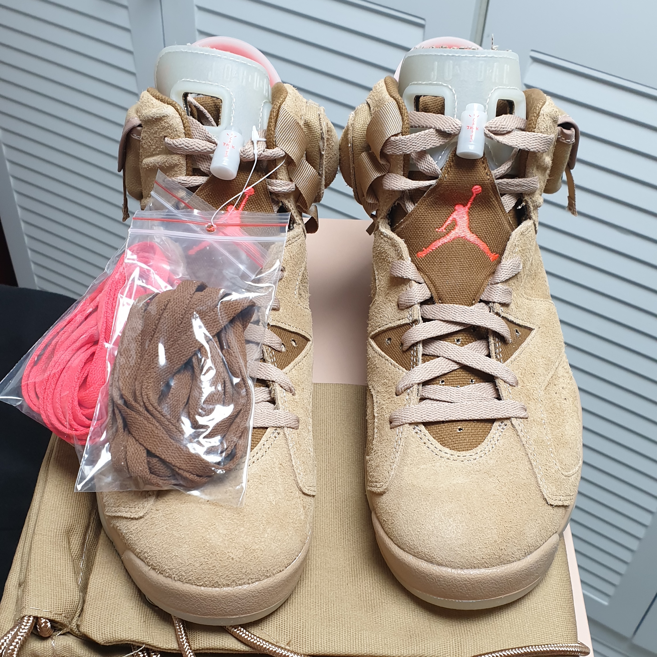 Jordan 6 x Travis Scott Retro SP British Khaki 착용 스타일 - 3