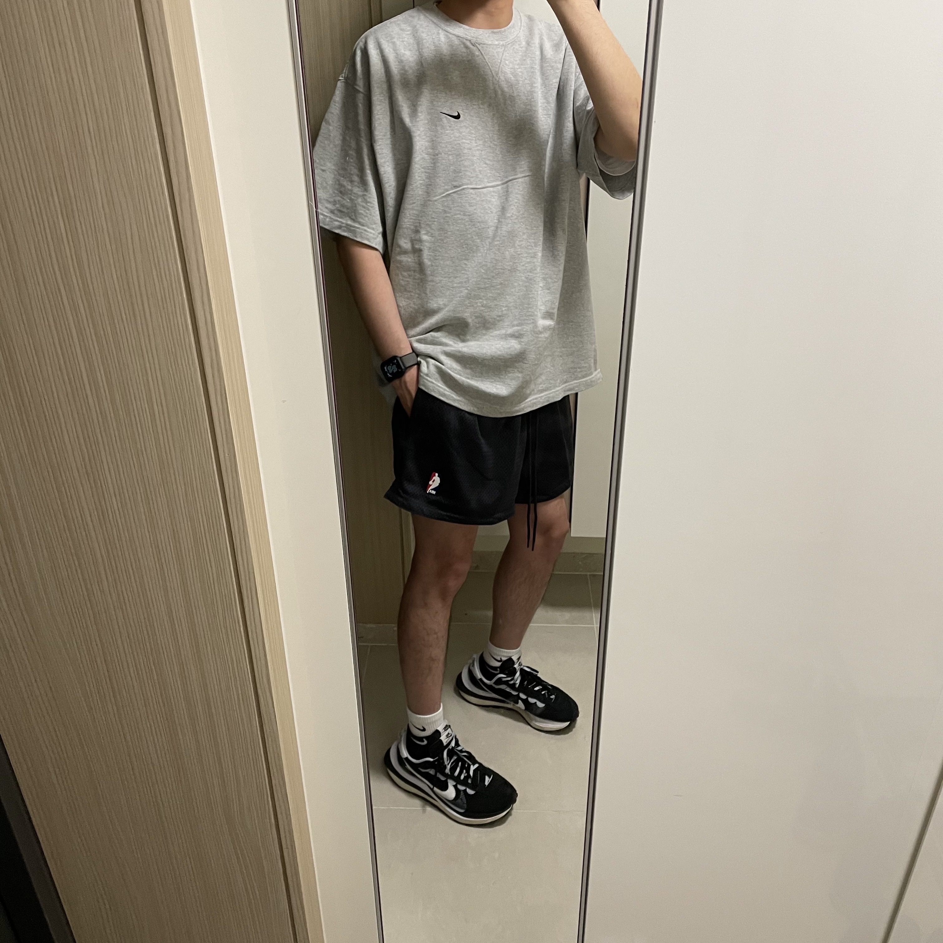 Nike x Kim Jones Oversized T-Shirt Grey Heather - US/EU, Nike x Fear of God Basketball Shorts Off Noir 착용 스타일 - 1