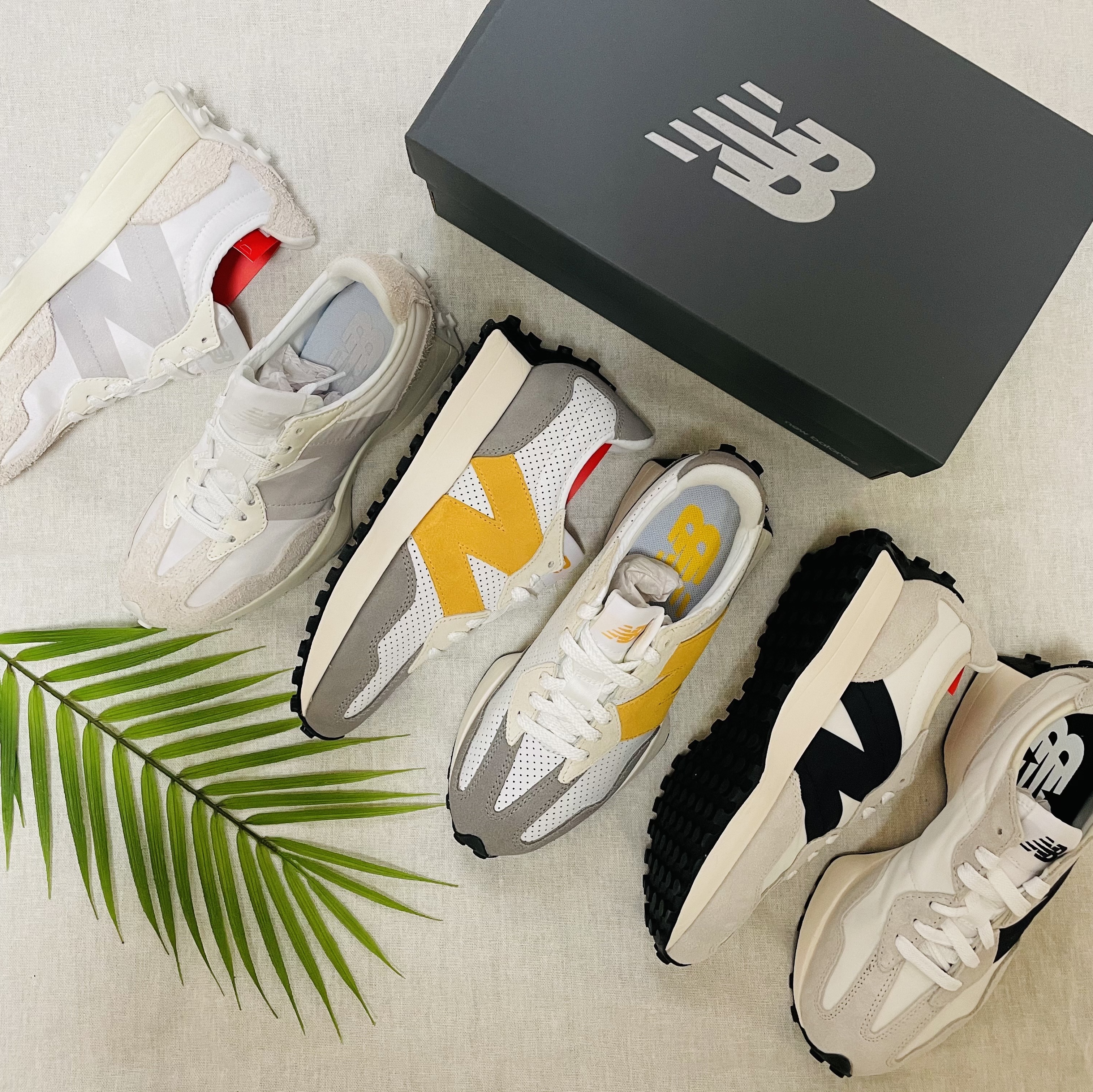 (W) New Balance 327 White Moonbeam 착용 스타일 - 1