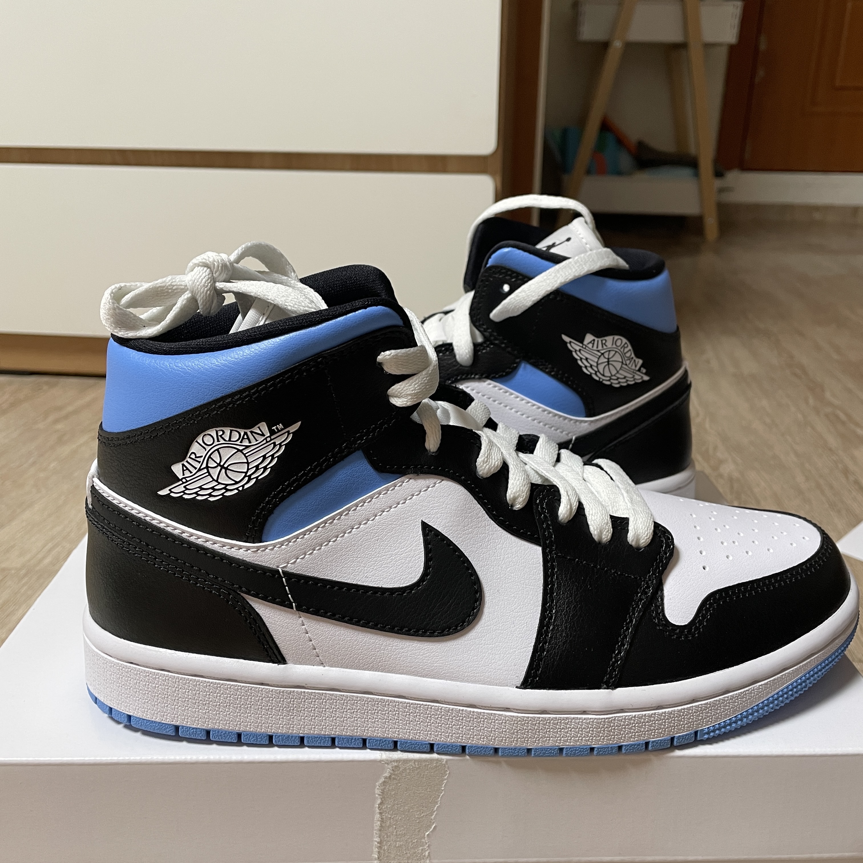 (W) Jordan 1 Mid White Black University Blue 착용 스타일