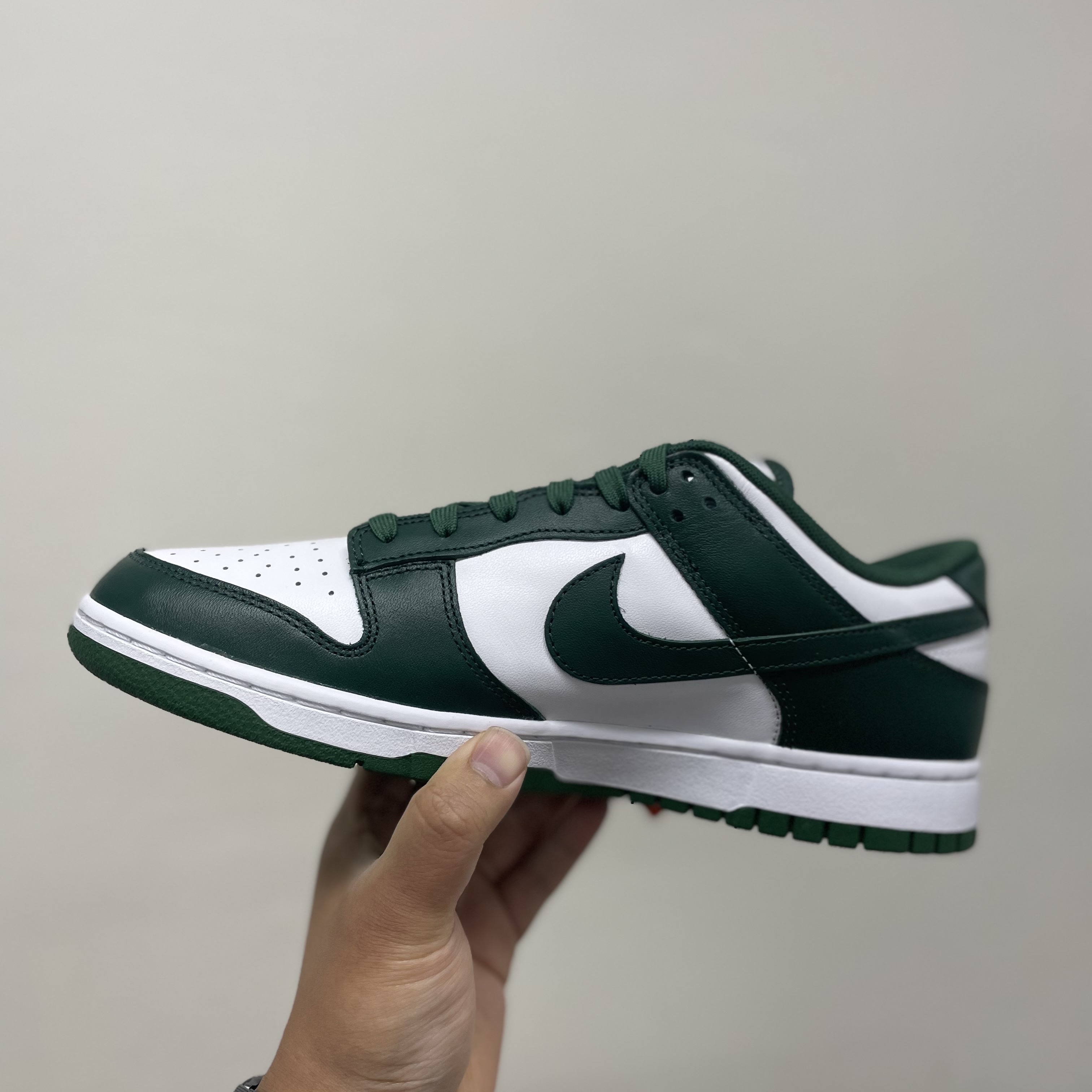Nike Dunk Low Retro Varsity Green 착용 스타일