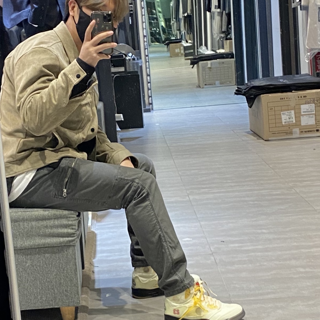 Jordan 5 x Off-White Retro SP Sail Fire Red 착용 스타일