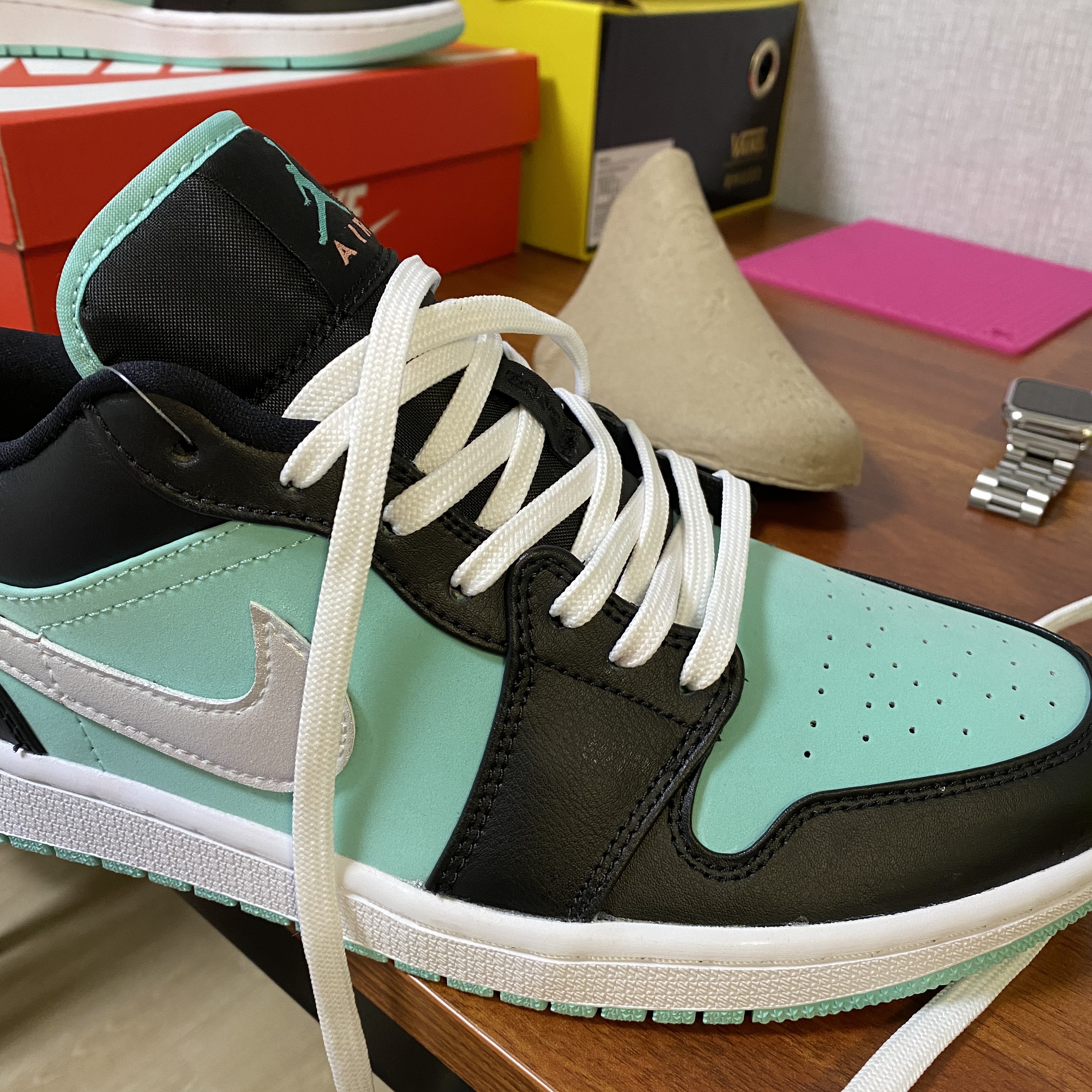 Jordan 1 Low SE Tropical Twist 착용 스타일 - 2